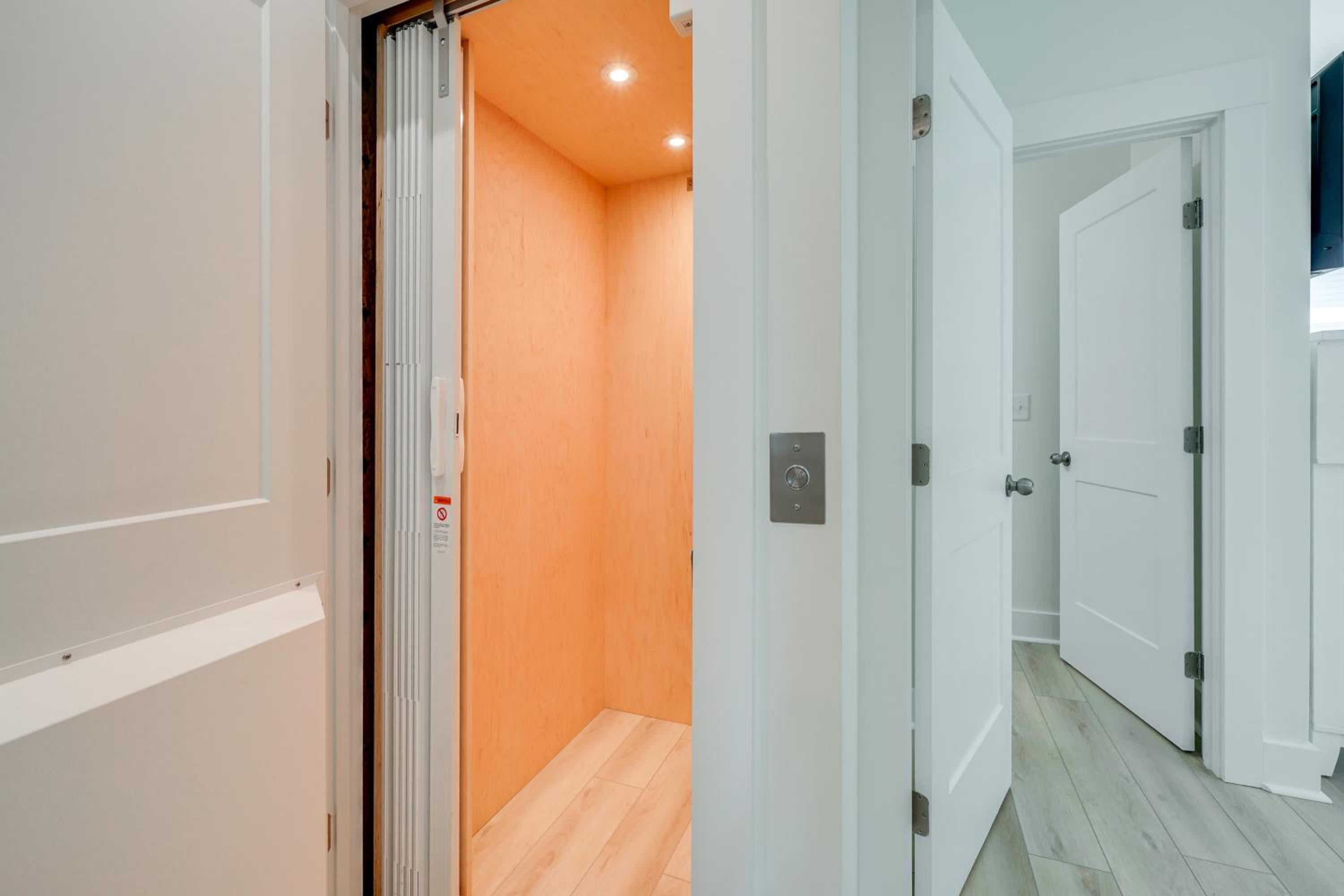 Easy Walk to Beach, Elevator, Sleeps 8 | Surf City
