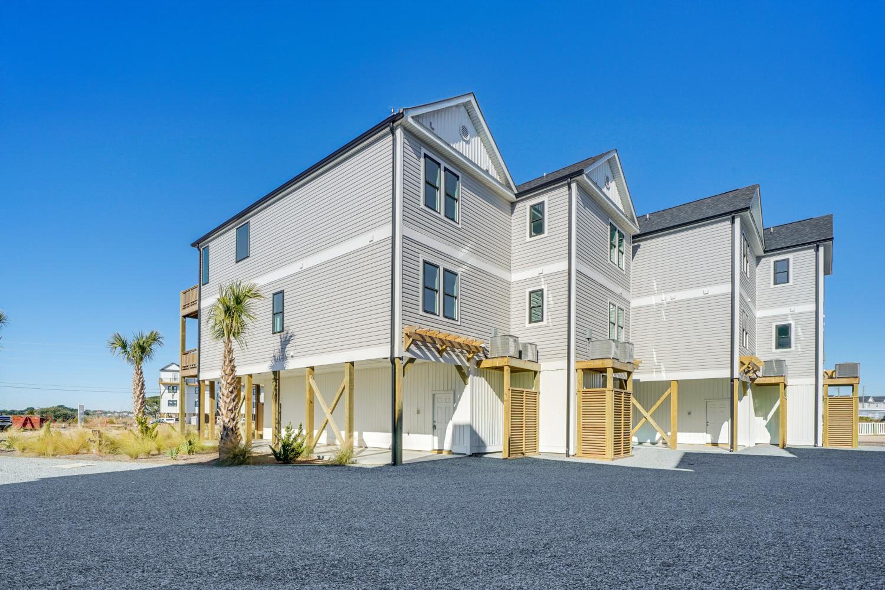 Easy Walk to Beach, Elevator, Sleeps 8 | Surf City