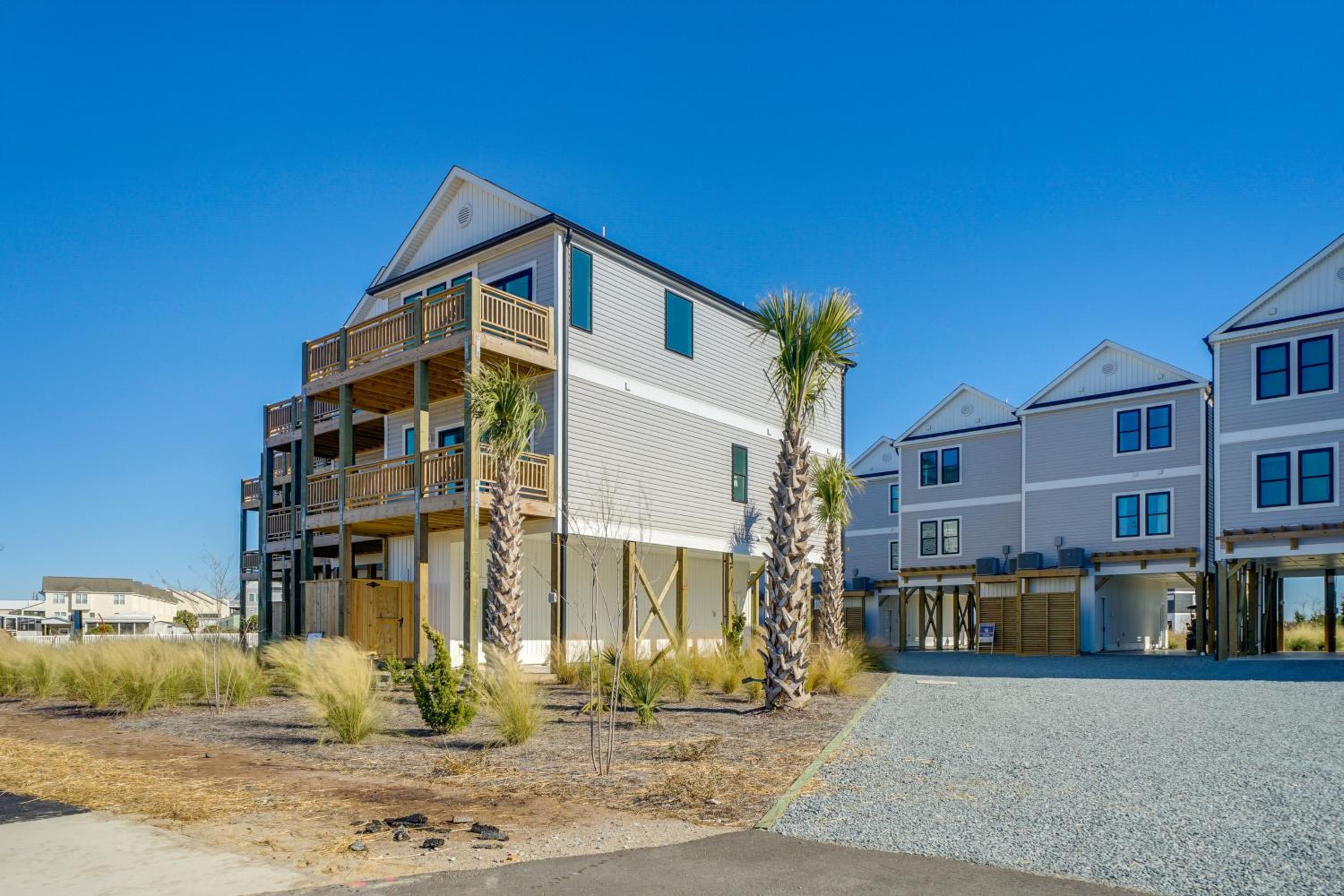 Easy Walk to Beach, Elevator, Sleeps 8 | Surf City