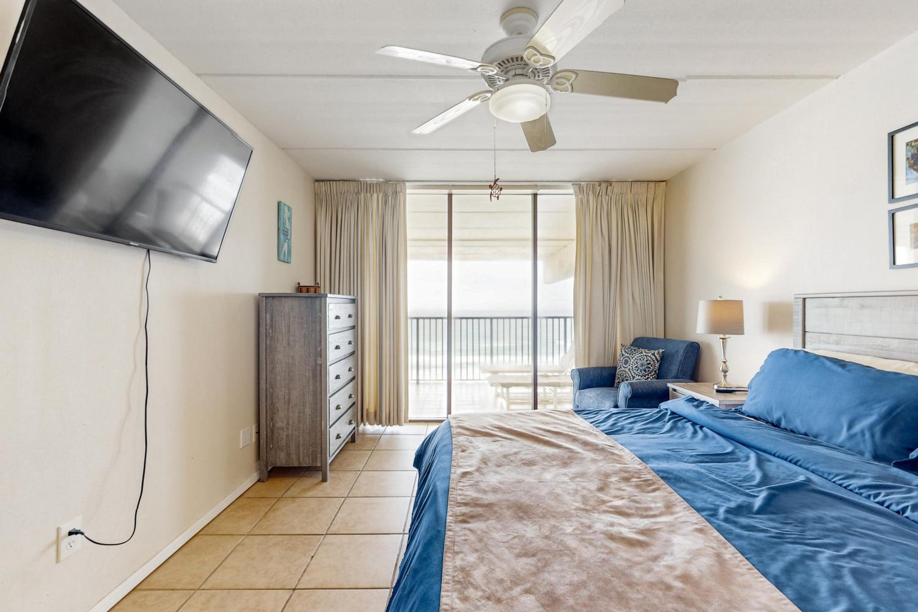 10th-Floor 3BR Beachfront Condo with Views and Pool