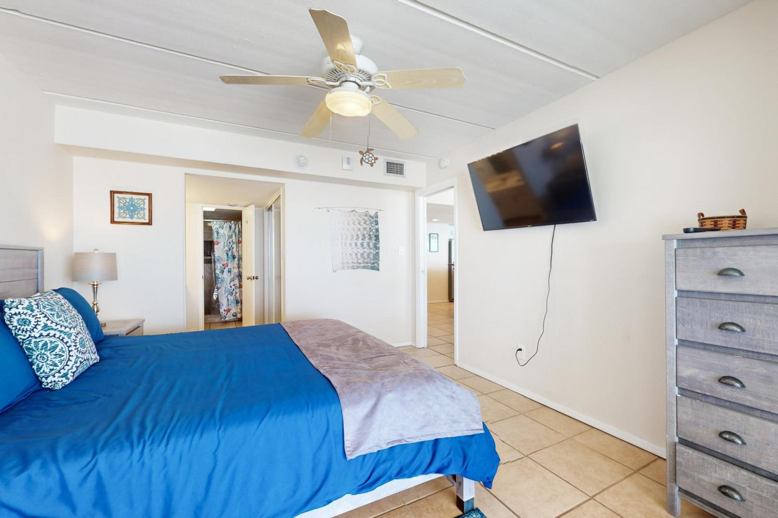10th-Floor 3BR Beachfront Condo with Views and Pool