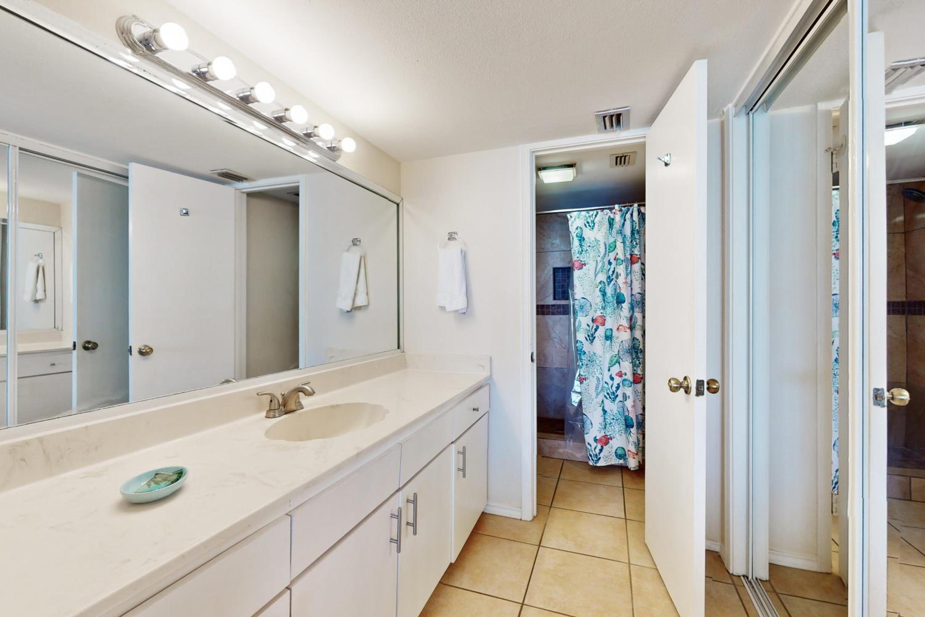 10th-Floor 3BR Beachfront Condo with Views and Pool