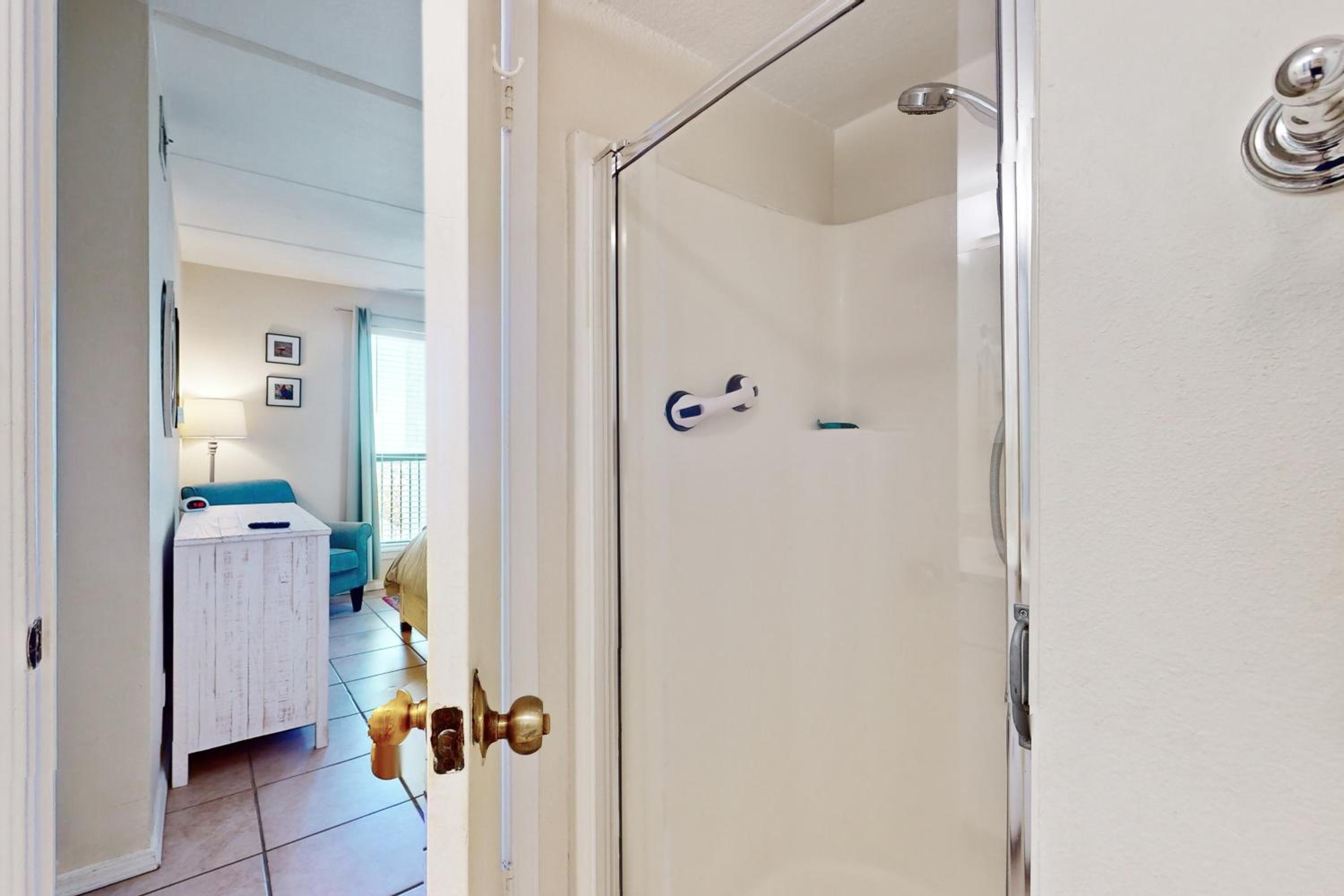10th-Floor 3BR Beachfront Condo with Views and Pool
