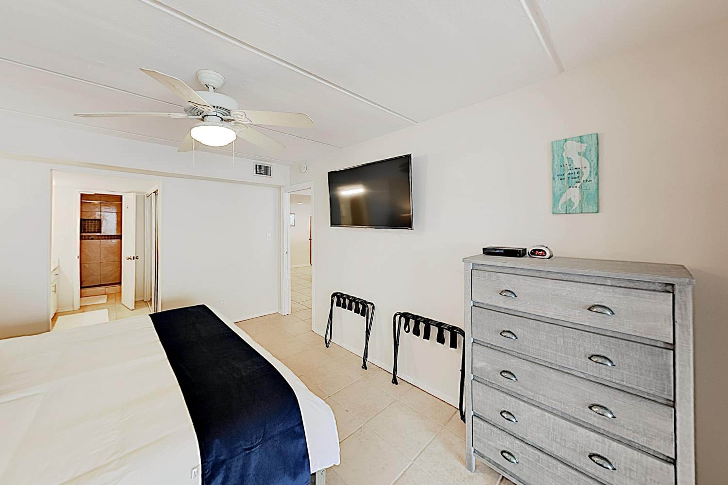 10th-Floor 3BR Beachfront Condo with Views and Pool
