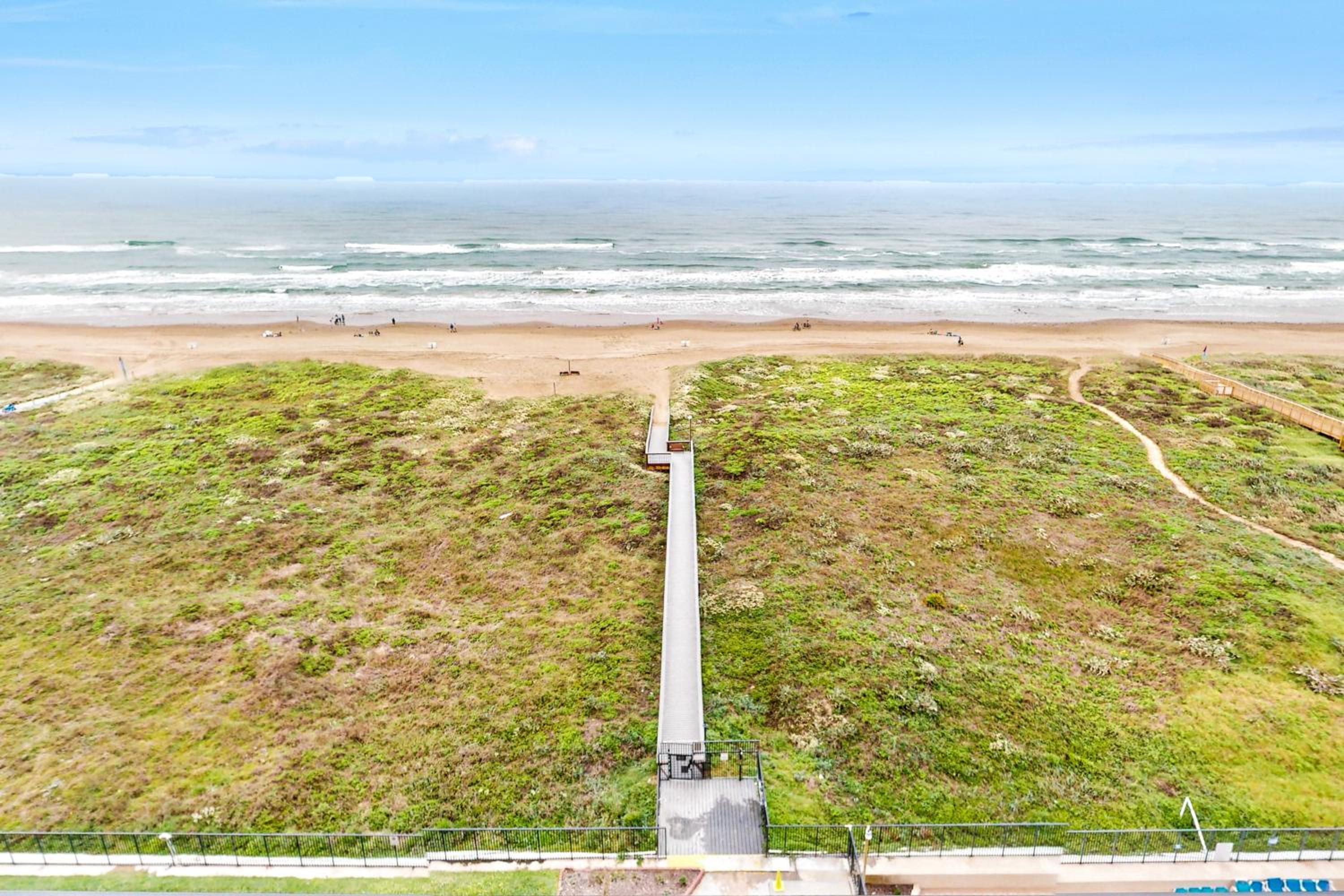 10th-Floor 3BR Beachfront Condo with Views and Pool