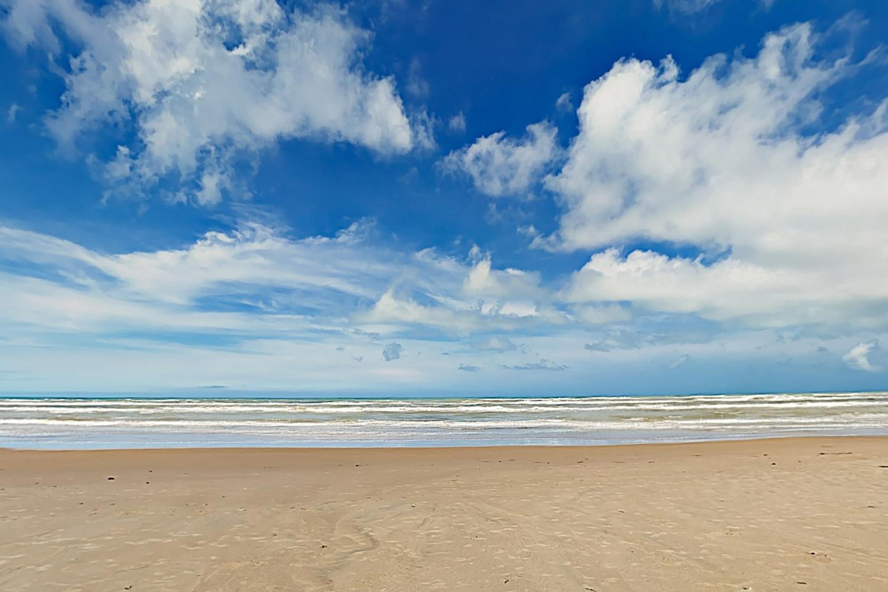 10th-Floor 3BR Beachfront Condo with Views and Pool
