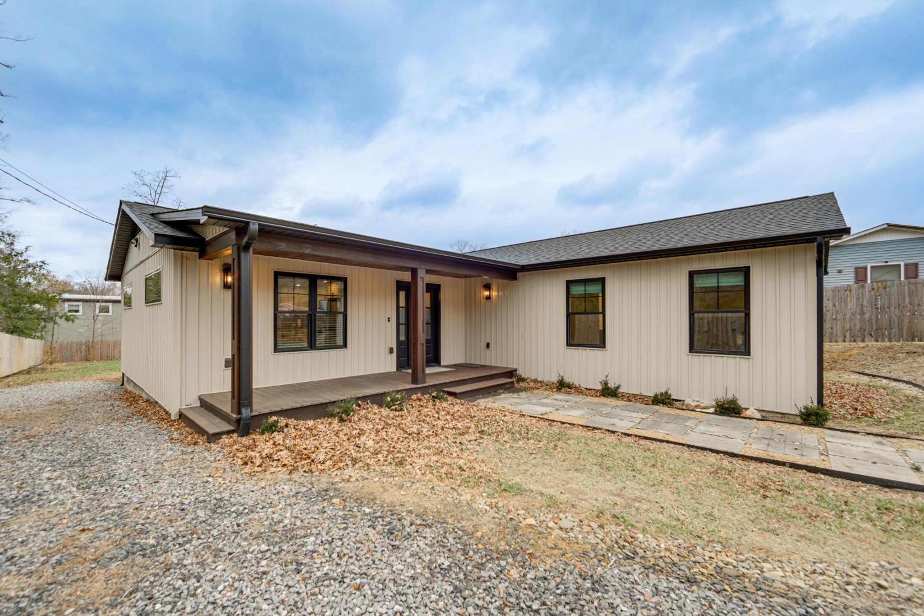 2 Mi to Lake Tomahawk Park! Quiet Escape with Deck