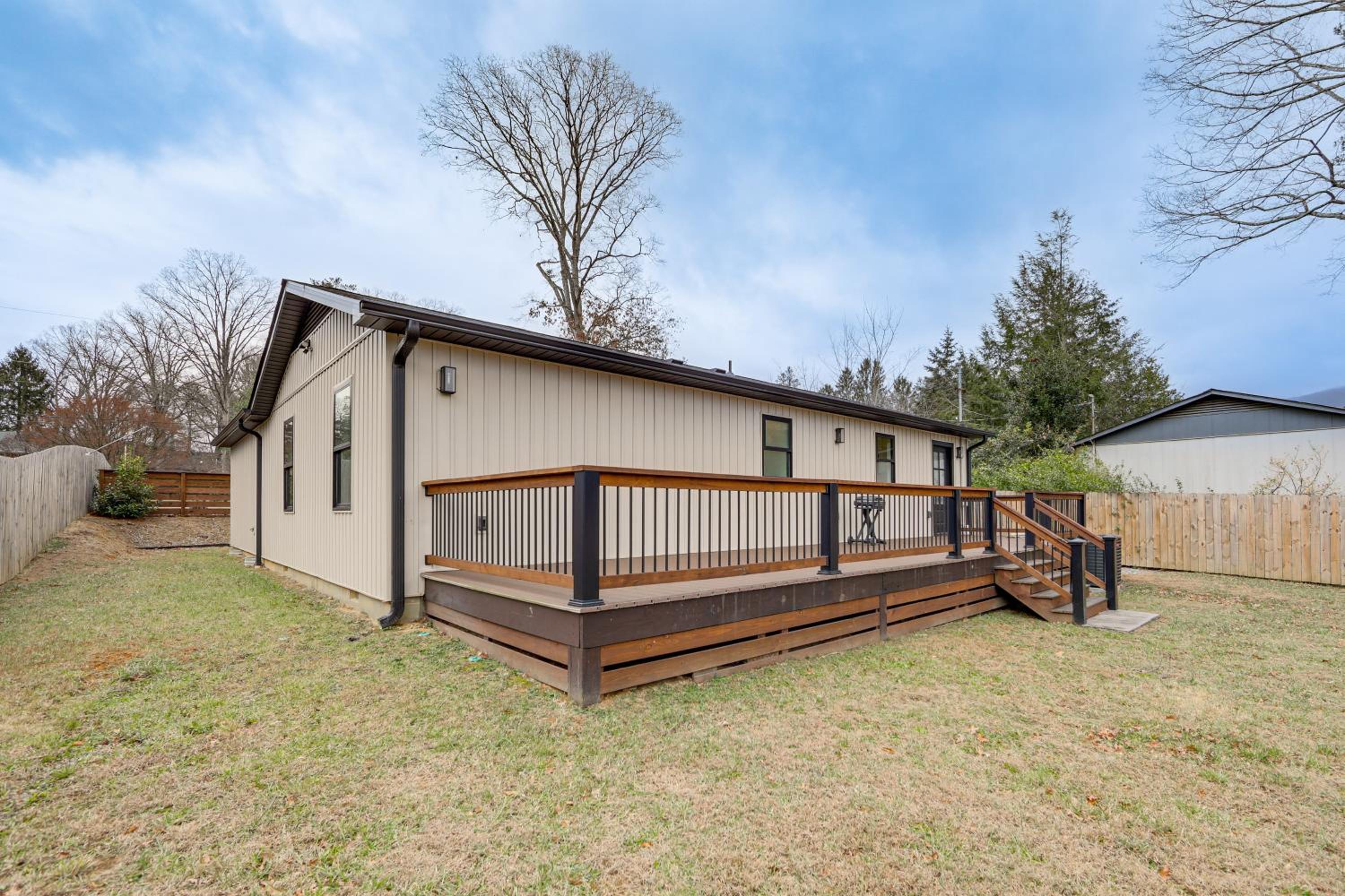2 Mi to Lake Tomahawk Park! Quiet Escape with Deck