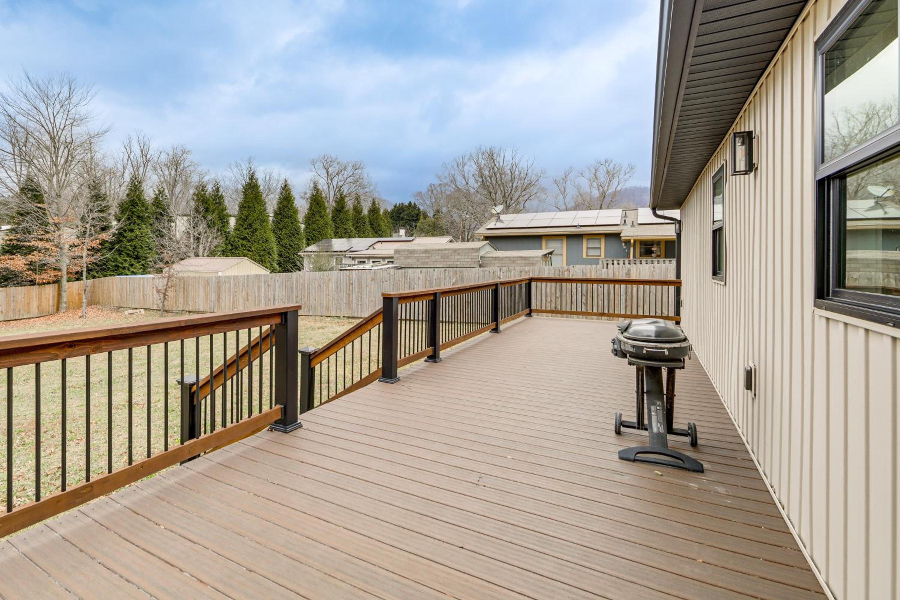 2 Mi to Lake Tomahawk Park! Quiet Escape with Deck