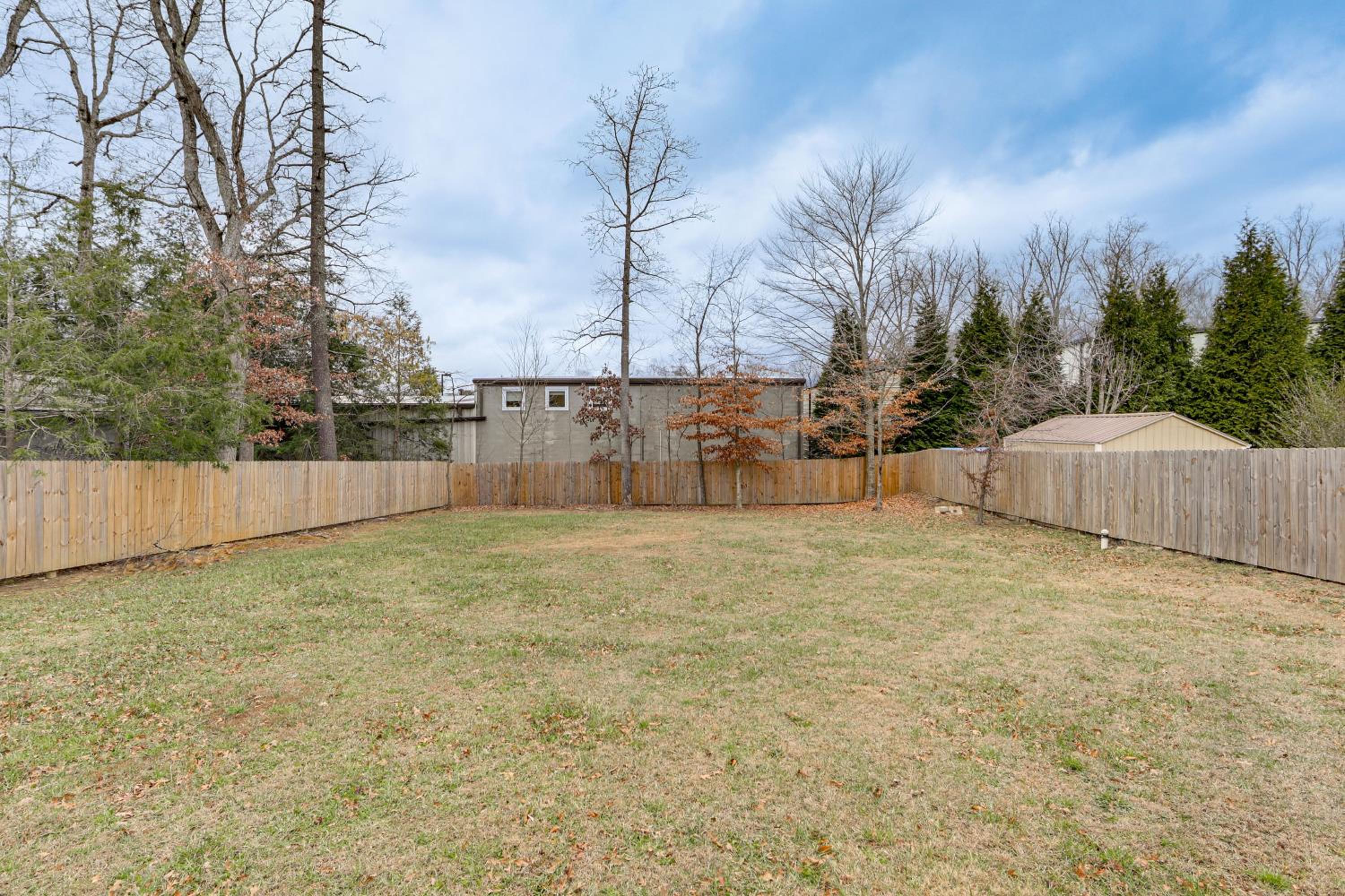 2 Mi to Lake Tomahawk Park! Quiet Escape with Deck