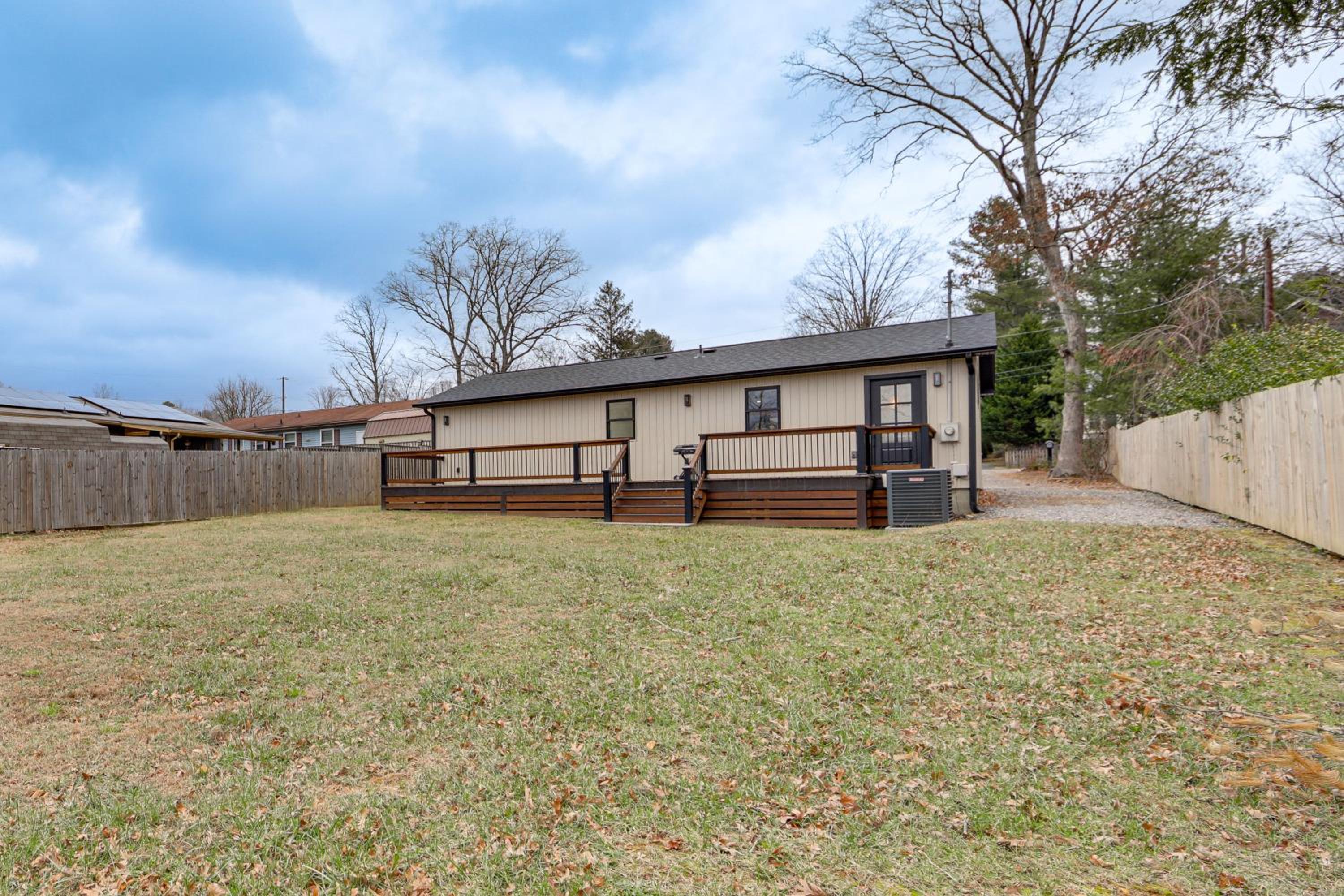 2 Mi to Lake Tomahawk Park! Quiet Escape with Deck