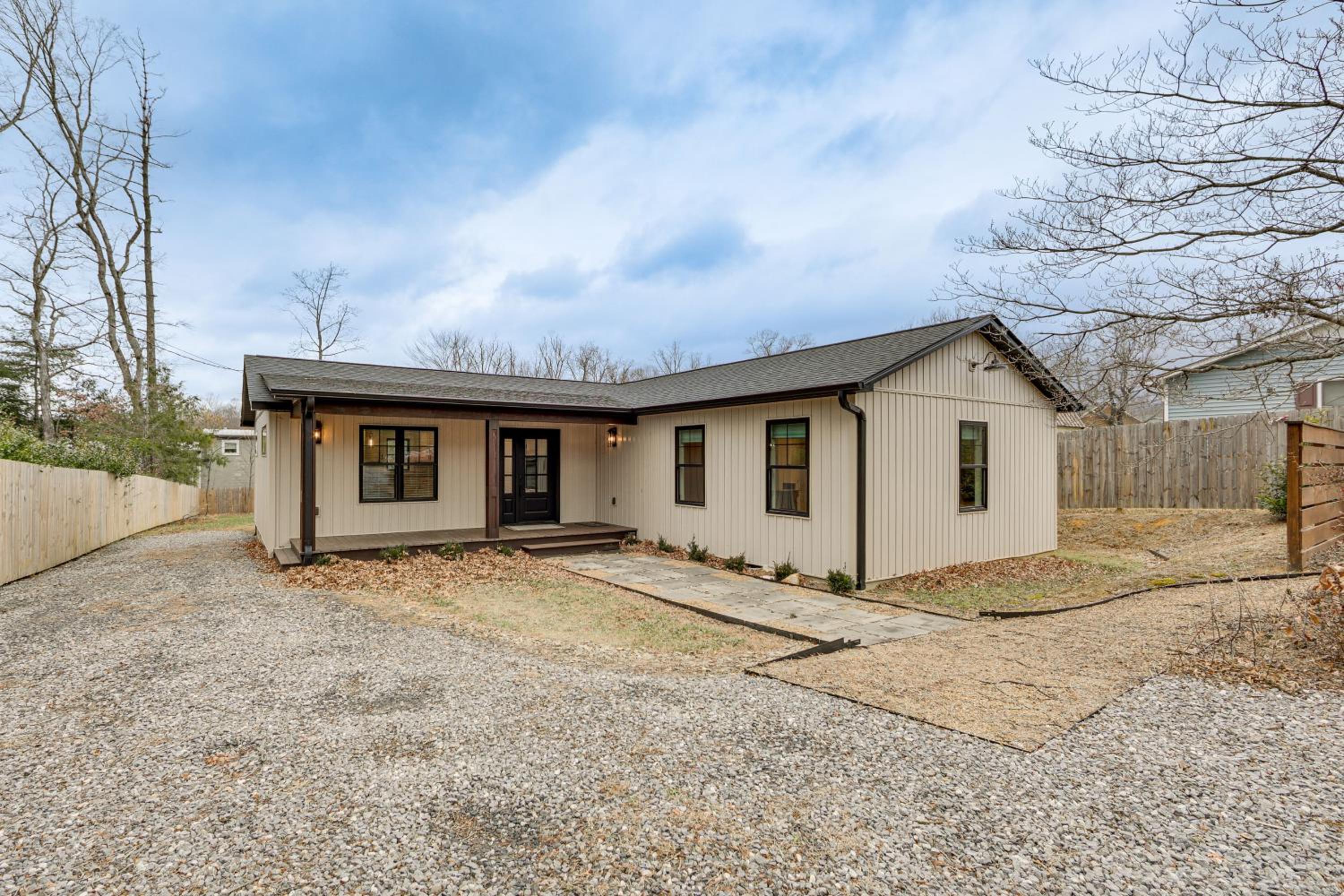 2 Mi to Lake Tomahawk Park! Quiet Escape with Deck