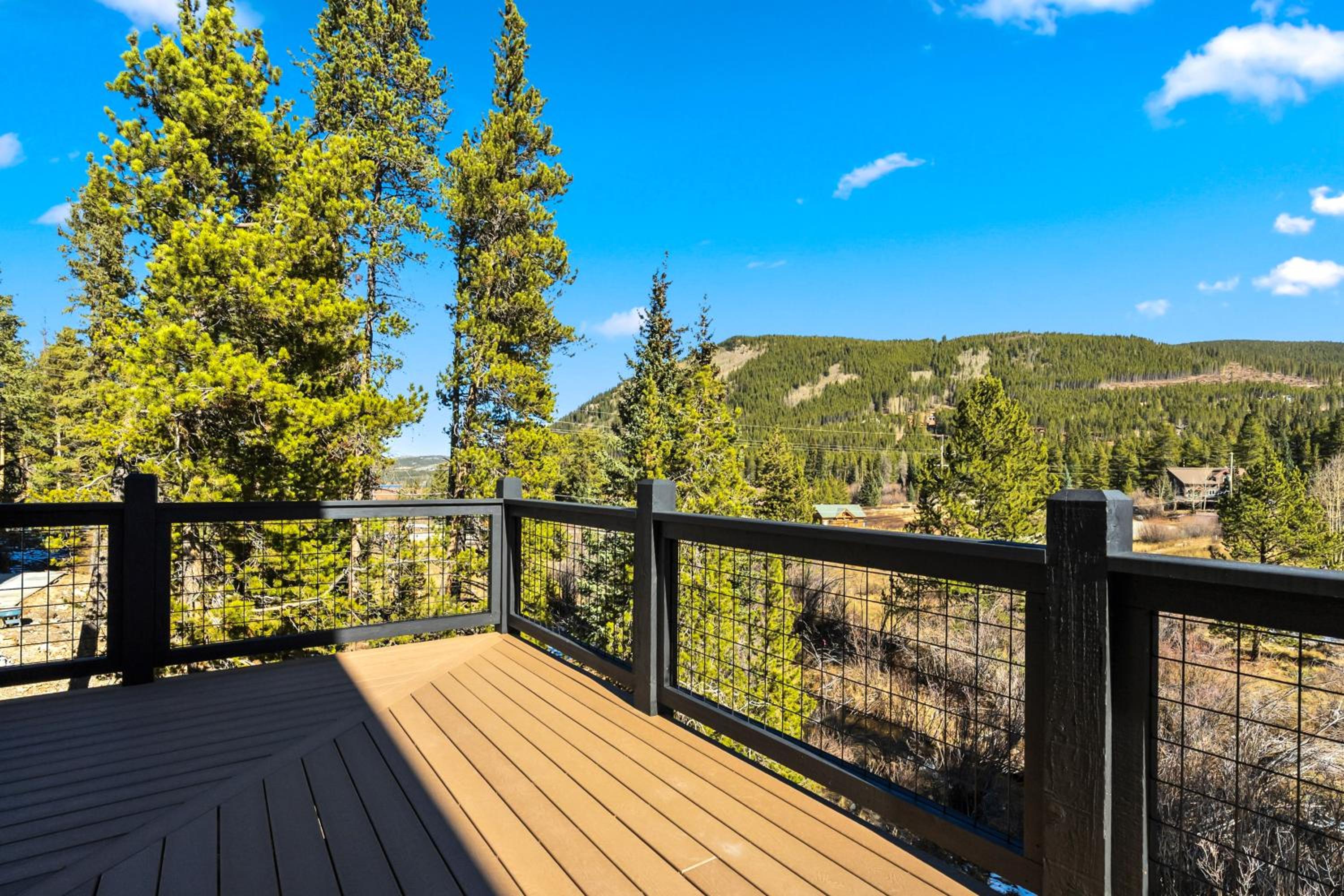 Hot Tub and Game Room! Luxury Blue River Retreat