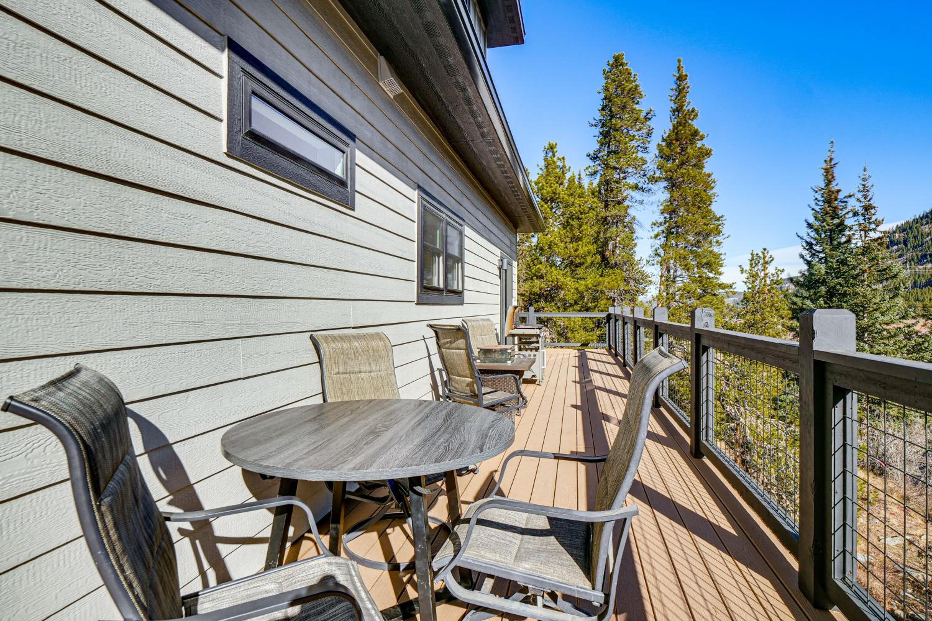 Hot Tub and Game Room! Luxury Blue River Retreat