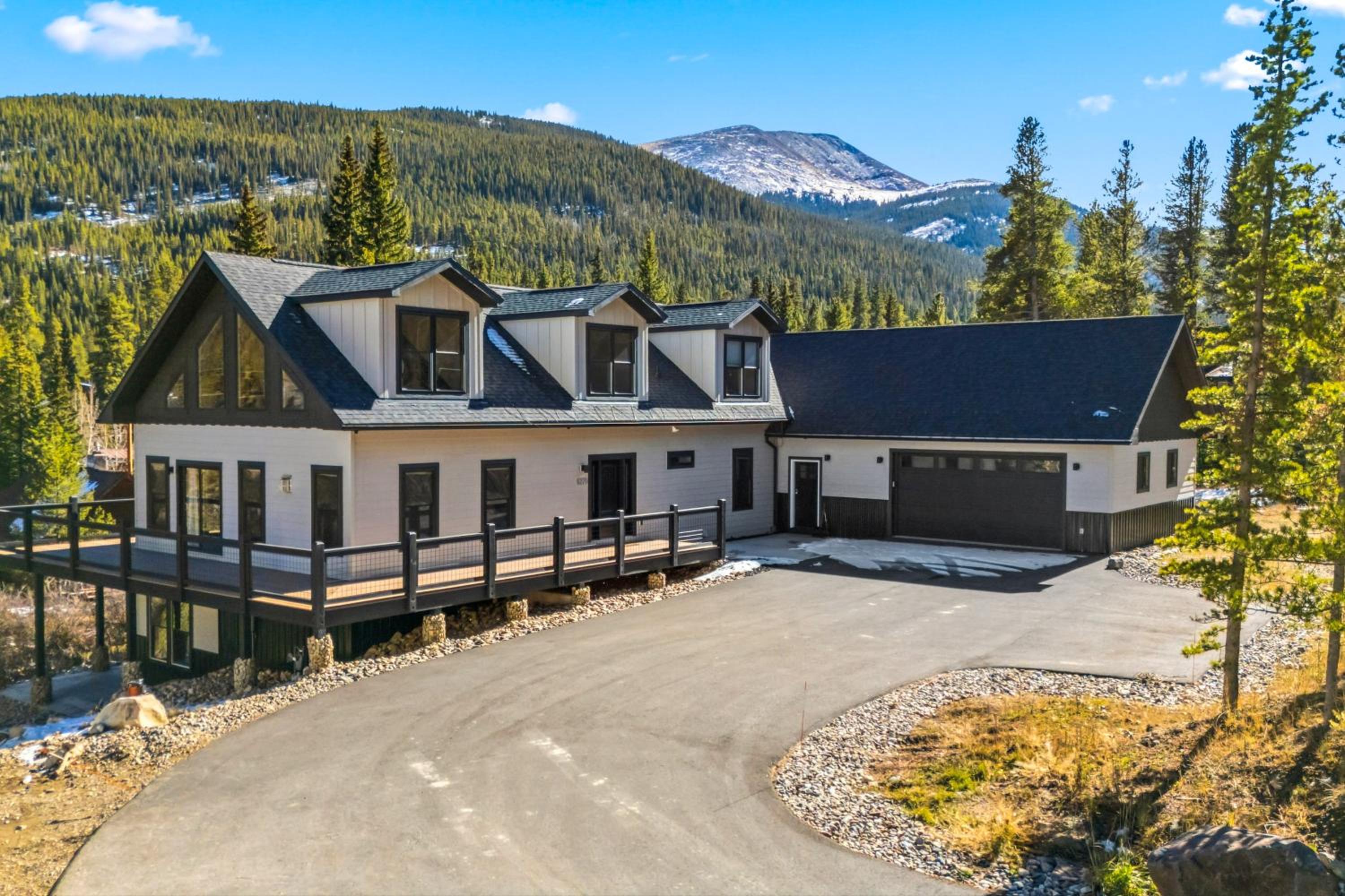 Hot Tub and Game Room! Luxury Blue River Retreat