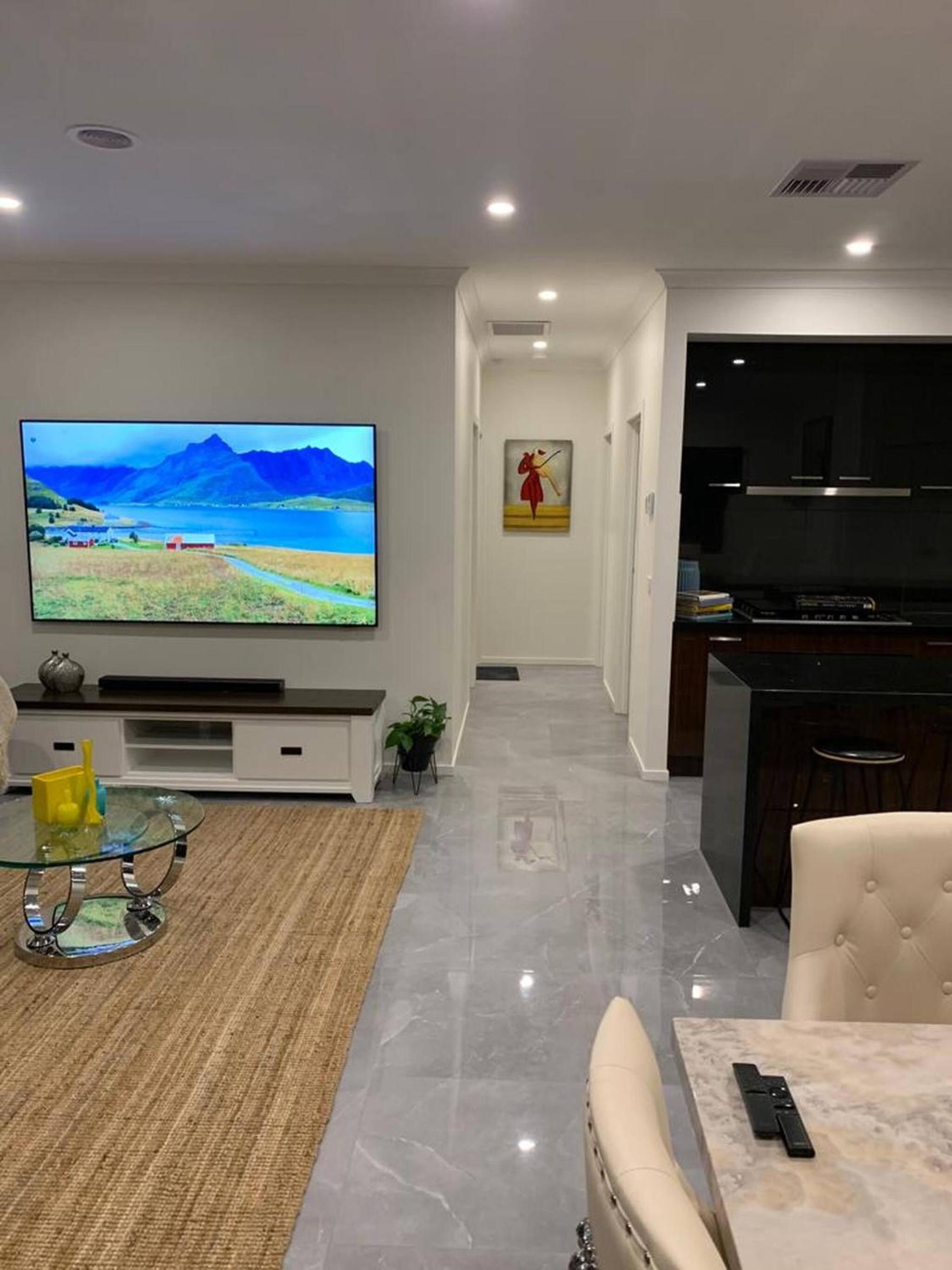 Fresh Modern 3BR Home Ensuite Open Views