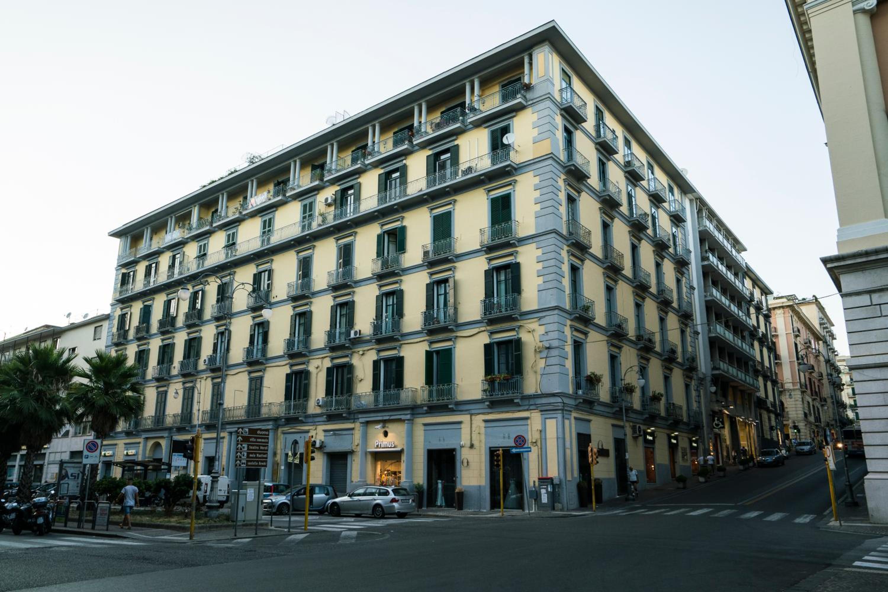 Hotel Vinto House Salerno Downtown - Image 1