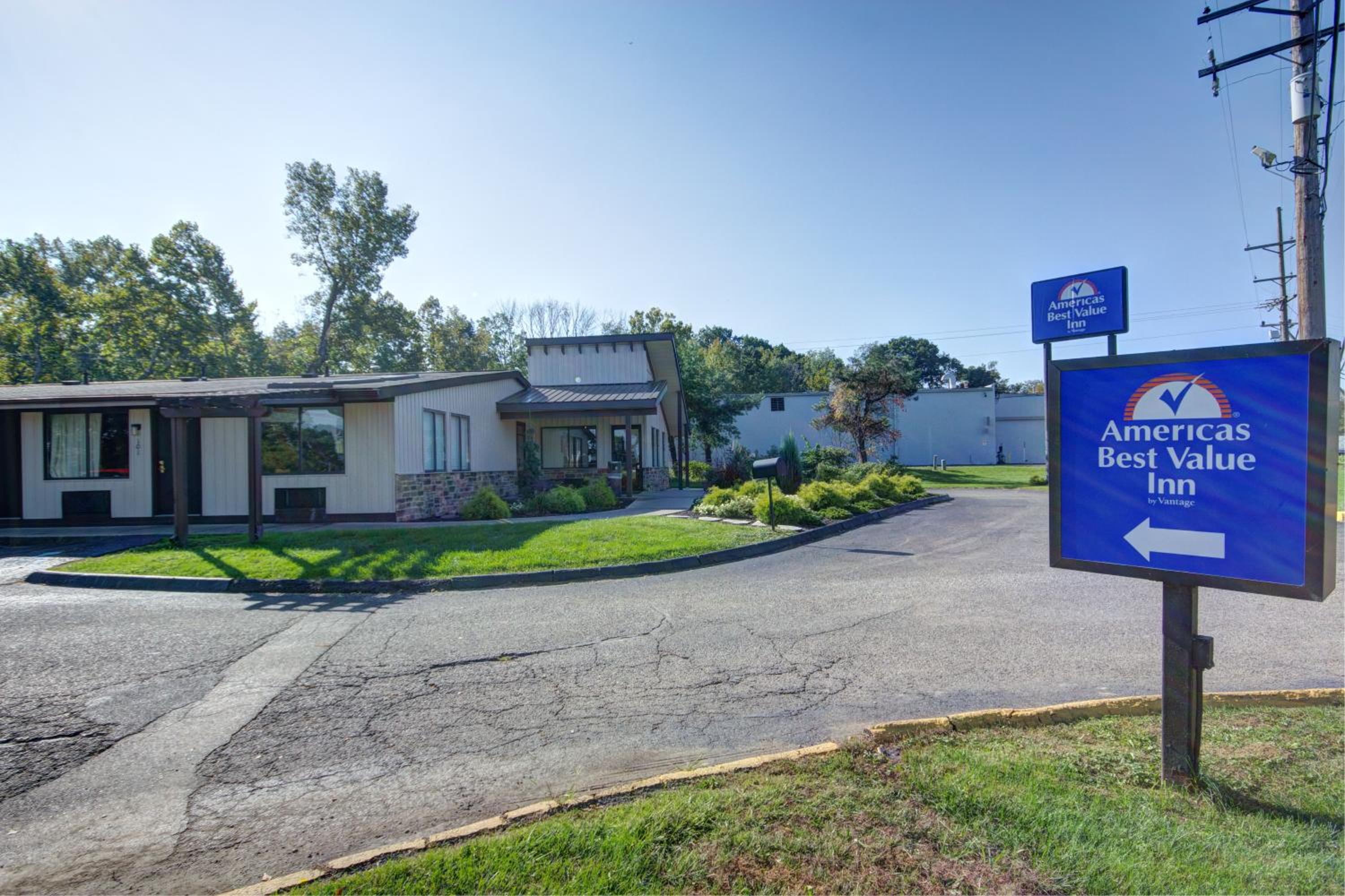 Americas Best Value Inn Heath-Newark view 3