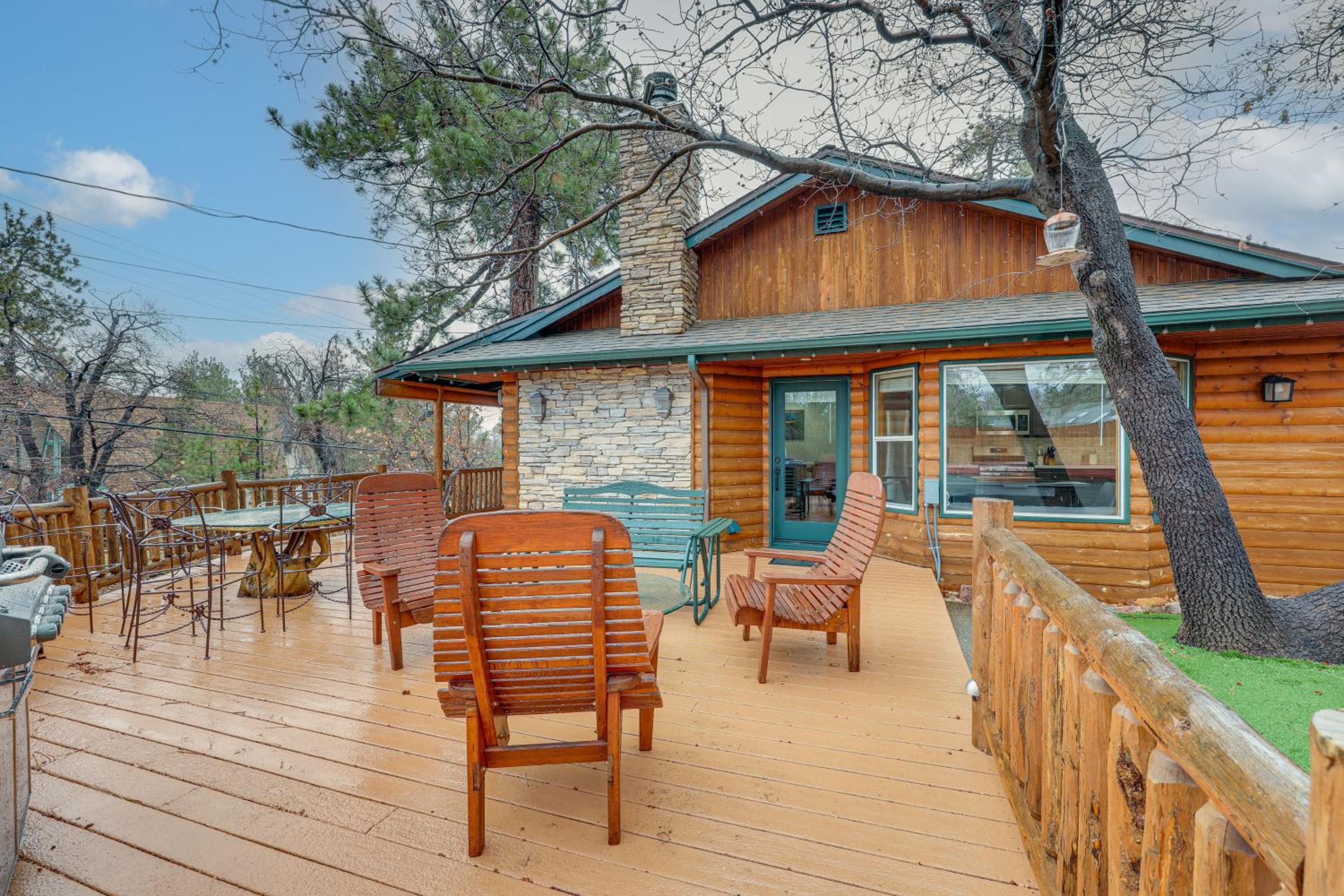 Hot Tub, 2 Mi to Big Bear Mtn Family Ski Trip!