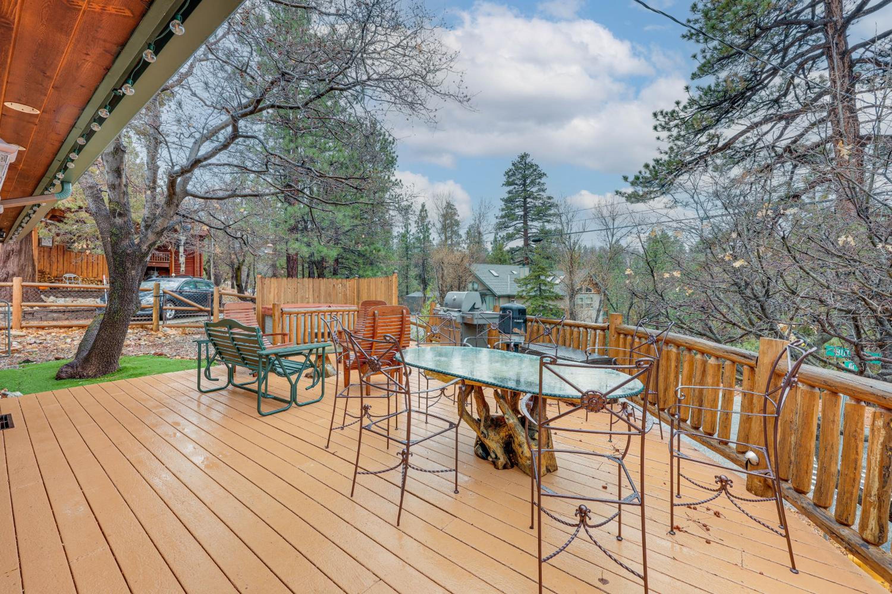 Hot Tub, 2 Mi to Big Bear Mtn Family Ski Trip!
