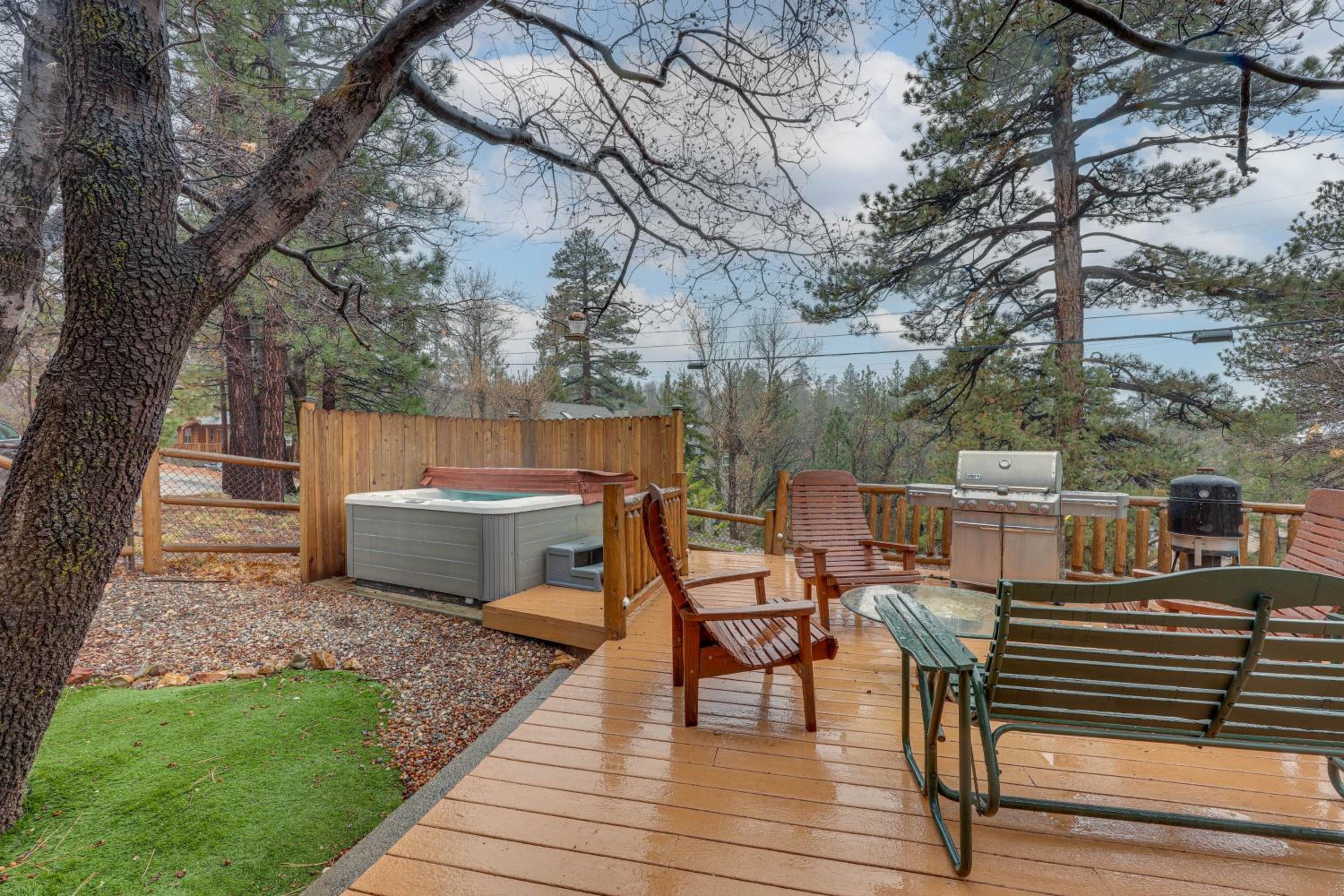 Hot Tub, 2 Mi to Big Bear Mtn Family Ski Trip!
