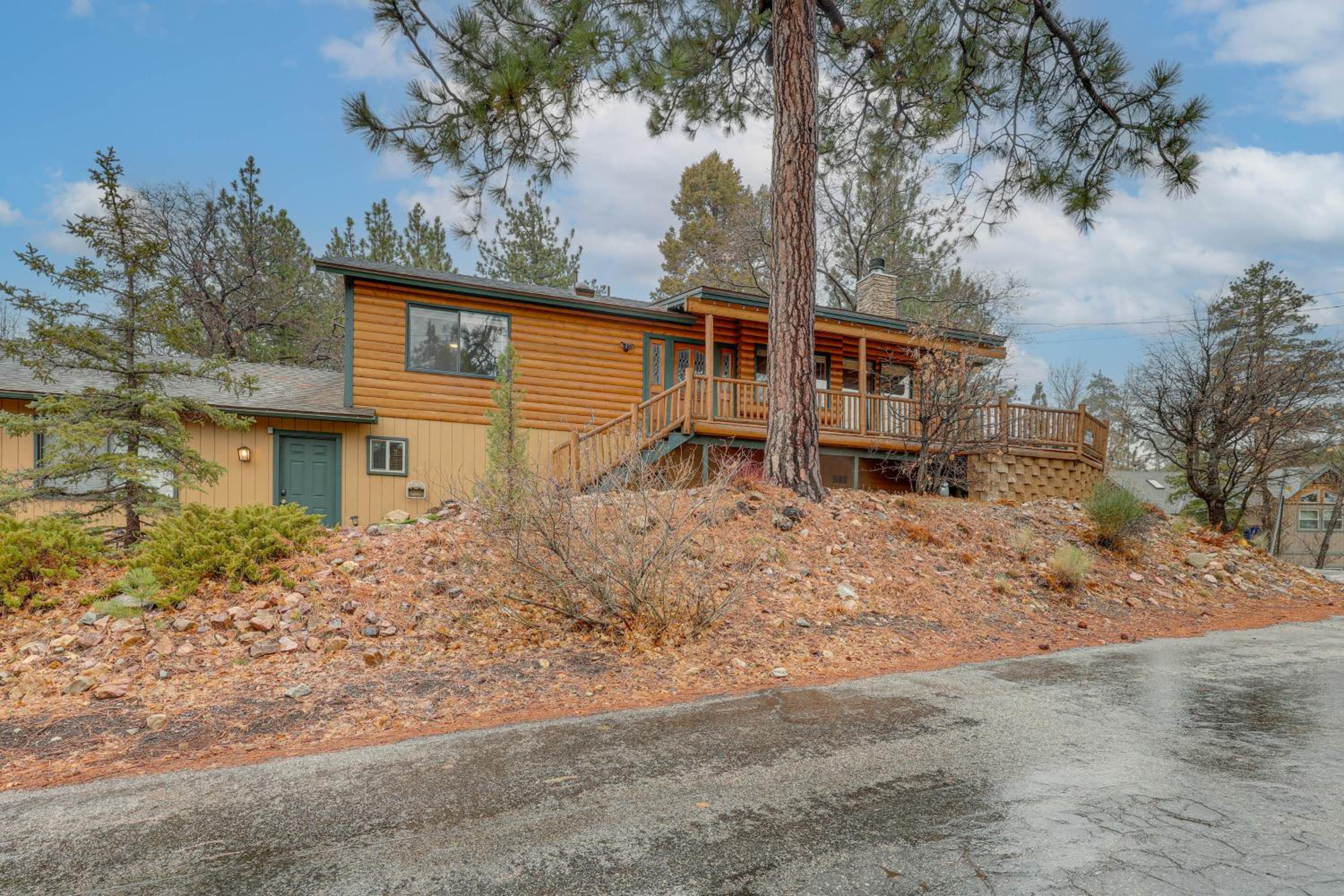 Hot Tub, 2 Mi to Big Bear Mtn Family Ski Trip!