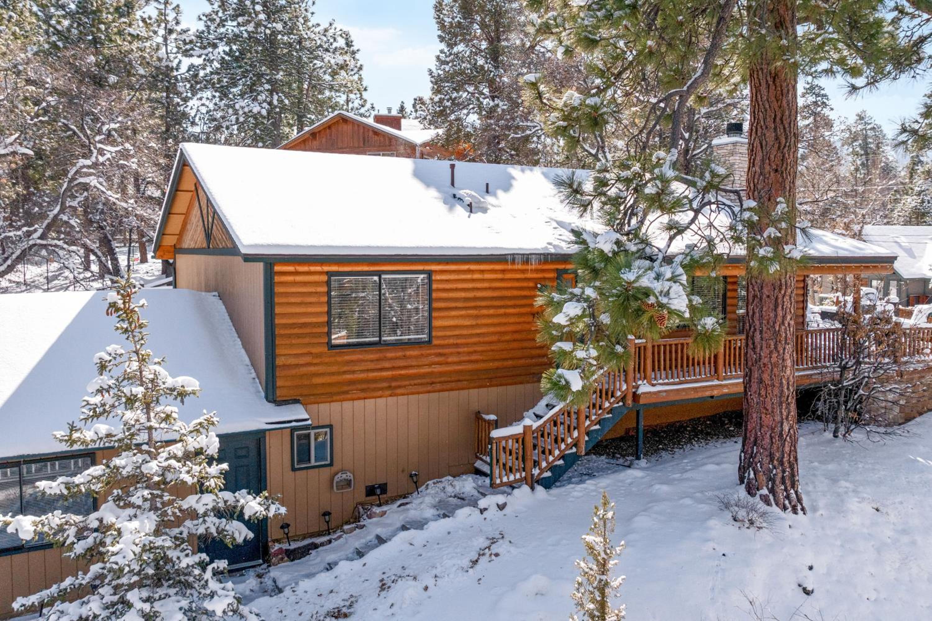 Hot Tub, 2 Mi to Big Bear Mtn Family Ski Trip!