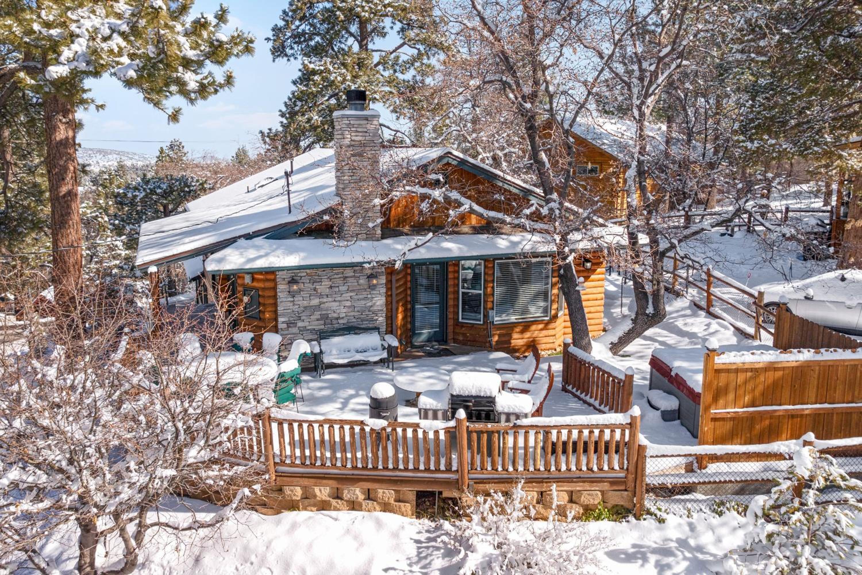 Hot Tub, 2 Mi to Big Bear Mtn Family Ski Trip!