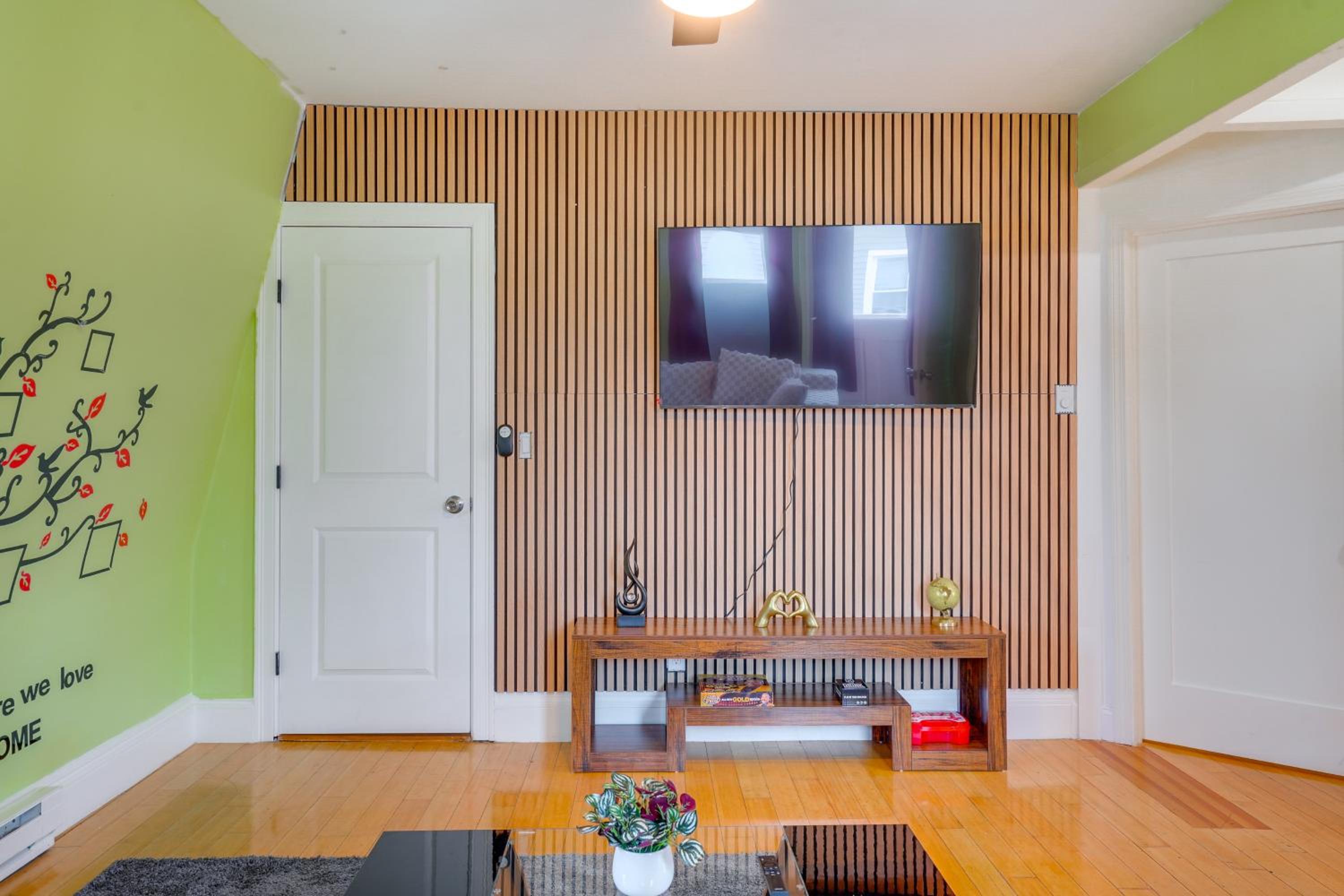 Apt in Historic Lynn Neighborhood 2 Mi to Beach!