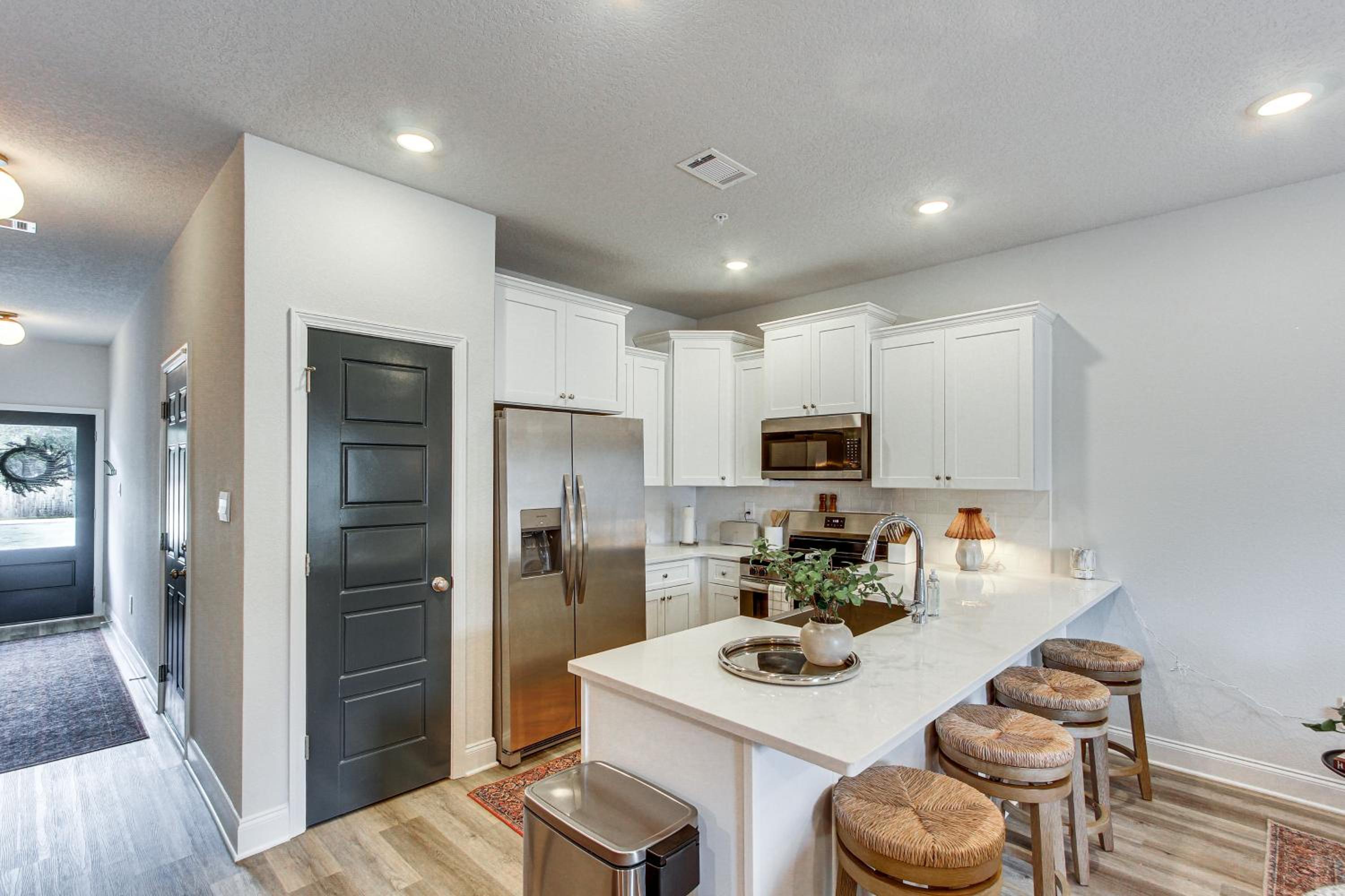 Walk to Biloxi Beach Fun! Chic and Updated Townhome