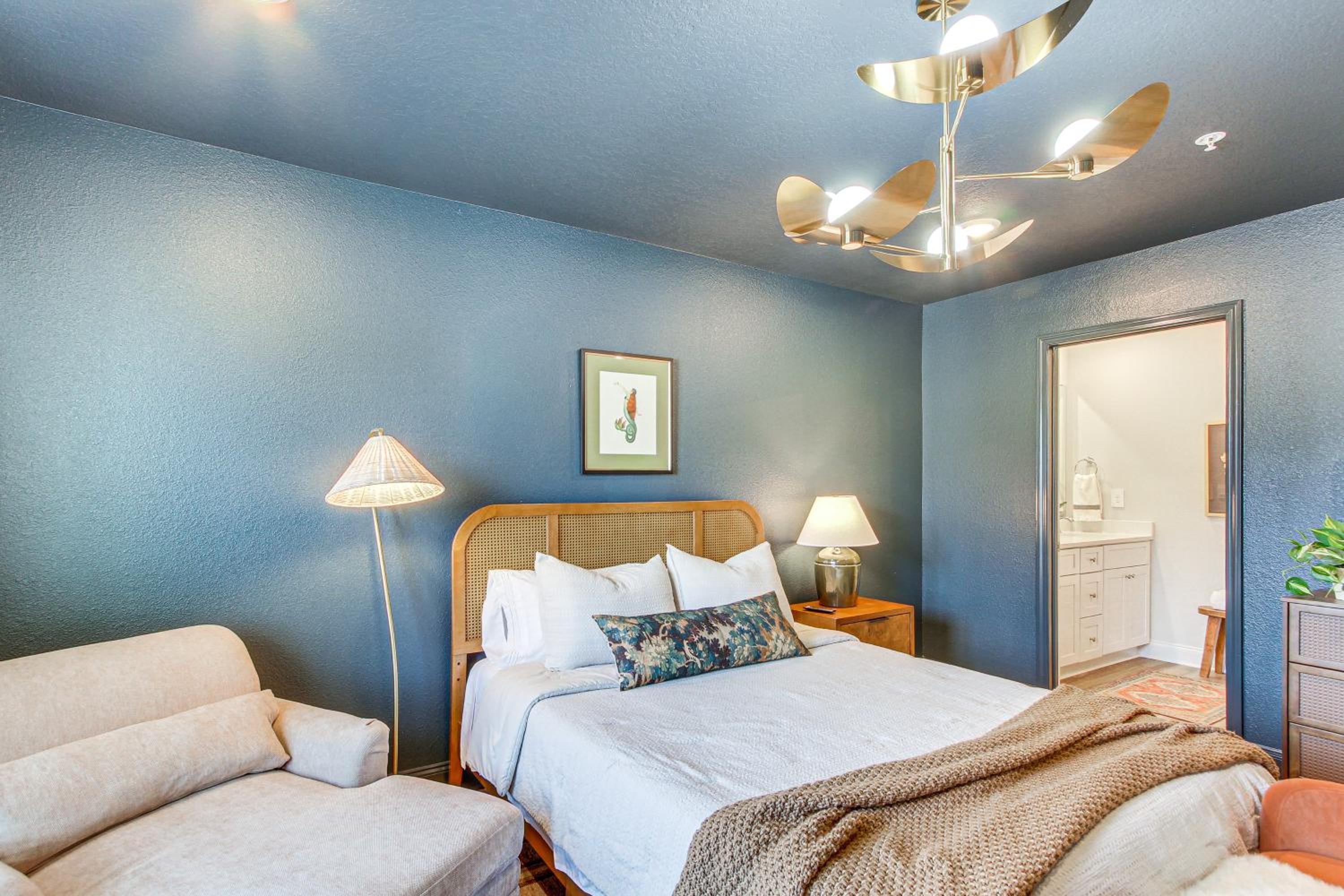Walk to Biloxi Beach Fun! Chic and Updated Townhome