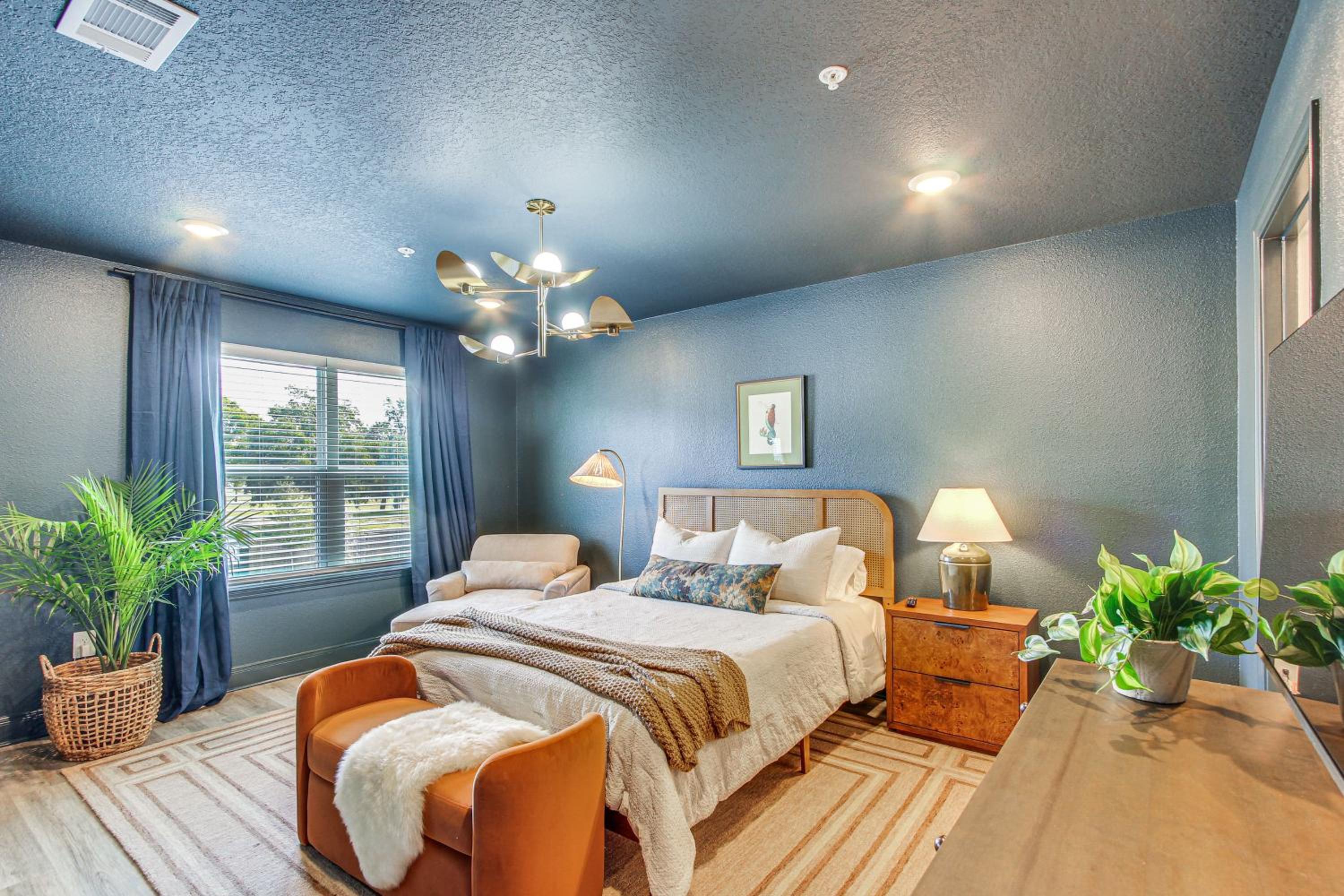 Walk to Biloxi Beach Fun! Chic and Updated Townhome