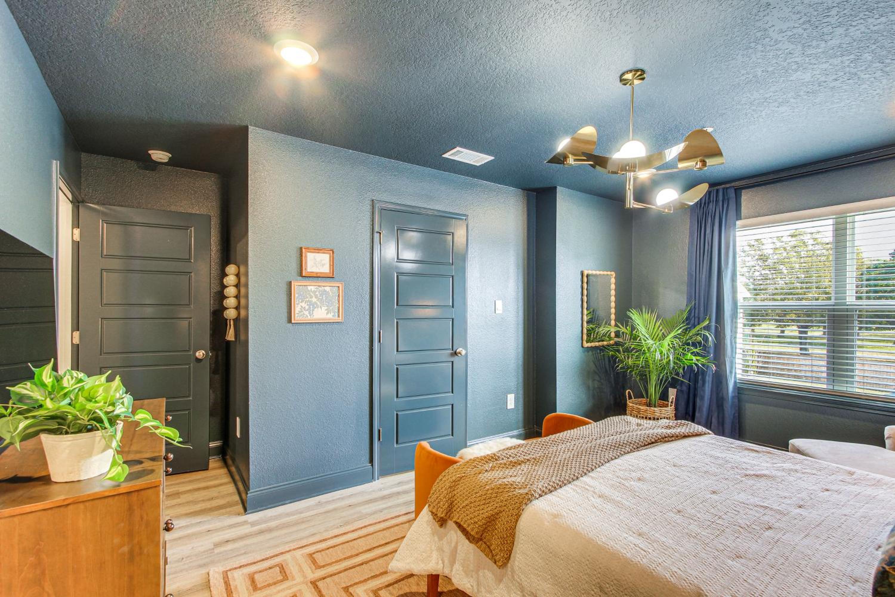 Walk to Biloxi Beach Fun! Chic and Updated Townhome