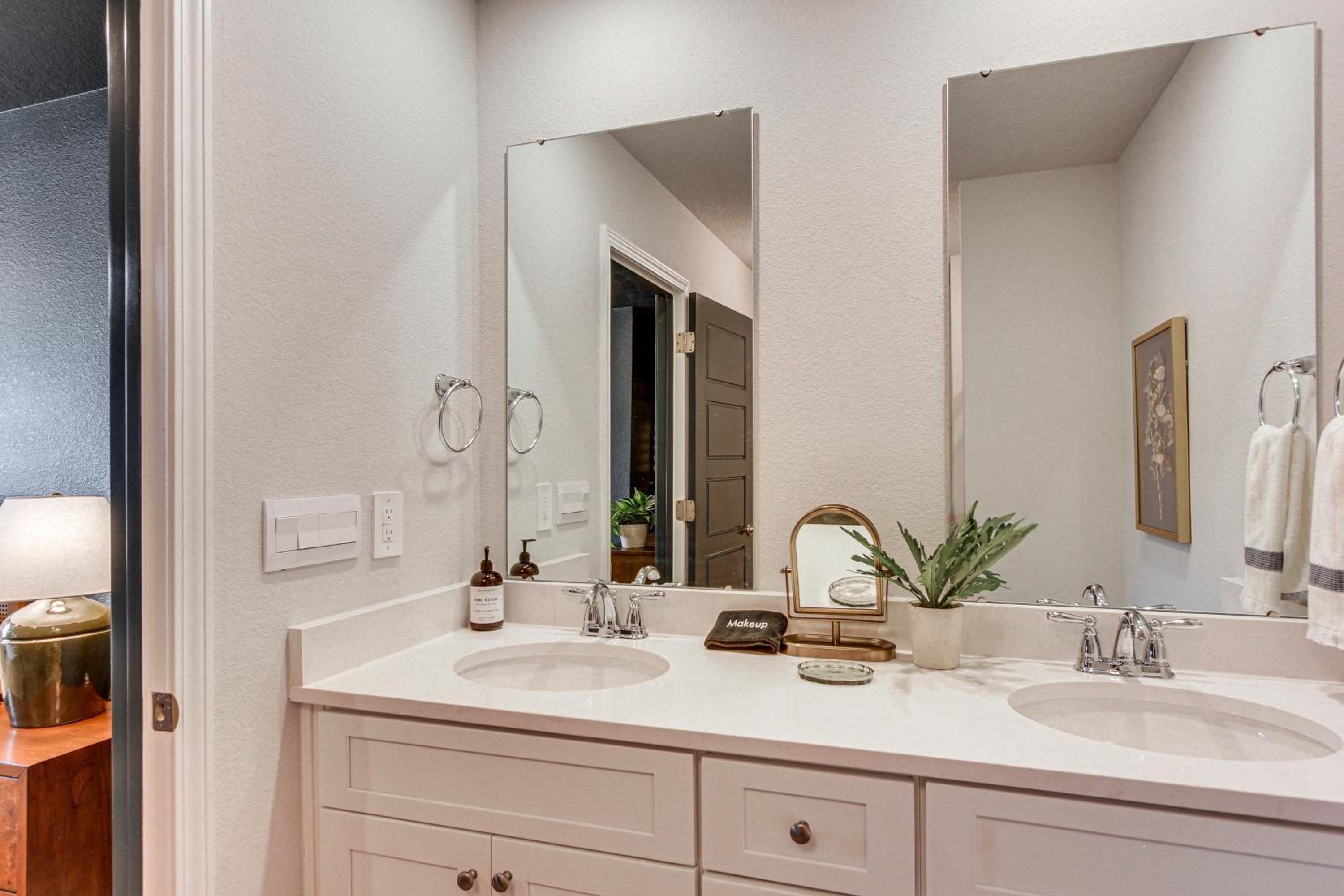 Walk to Biloxi Beach Fun! Chic and Updated Townhome