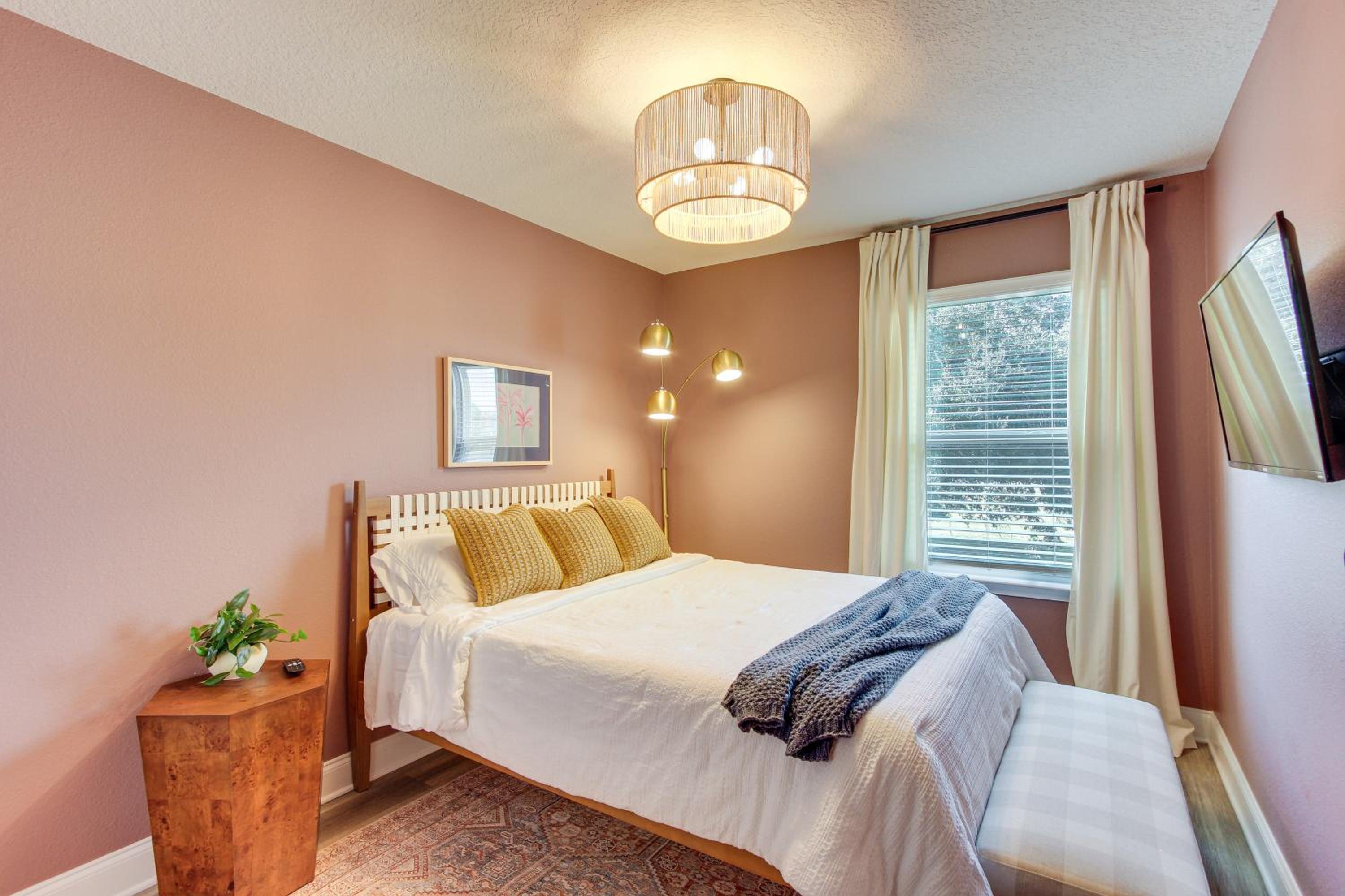 Walk to Biloxi Beach Fun! Chic and Updated Townhome
