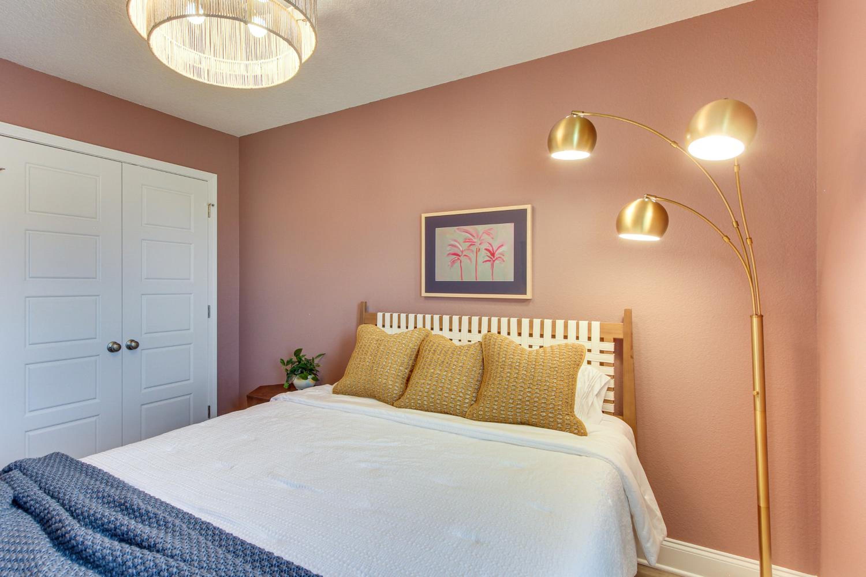 Walk to Biloxi Beach Fun! Chic and Updated Townhome