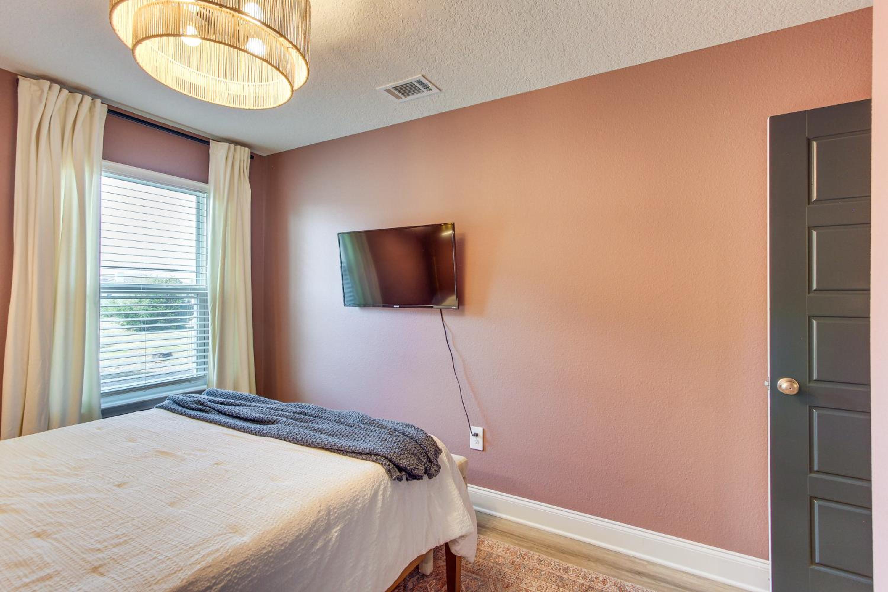 Walk to Biloxi Beach Fun! Chic and Updated Townhome