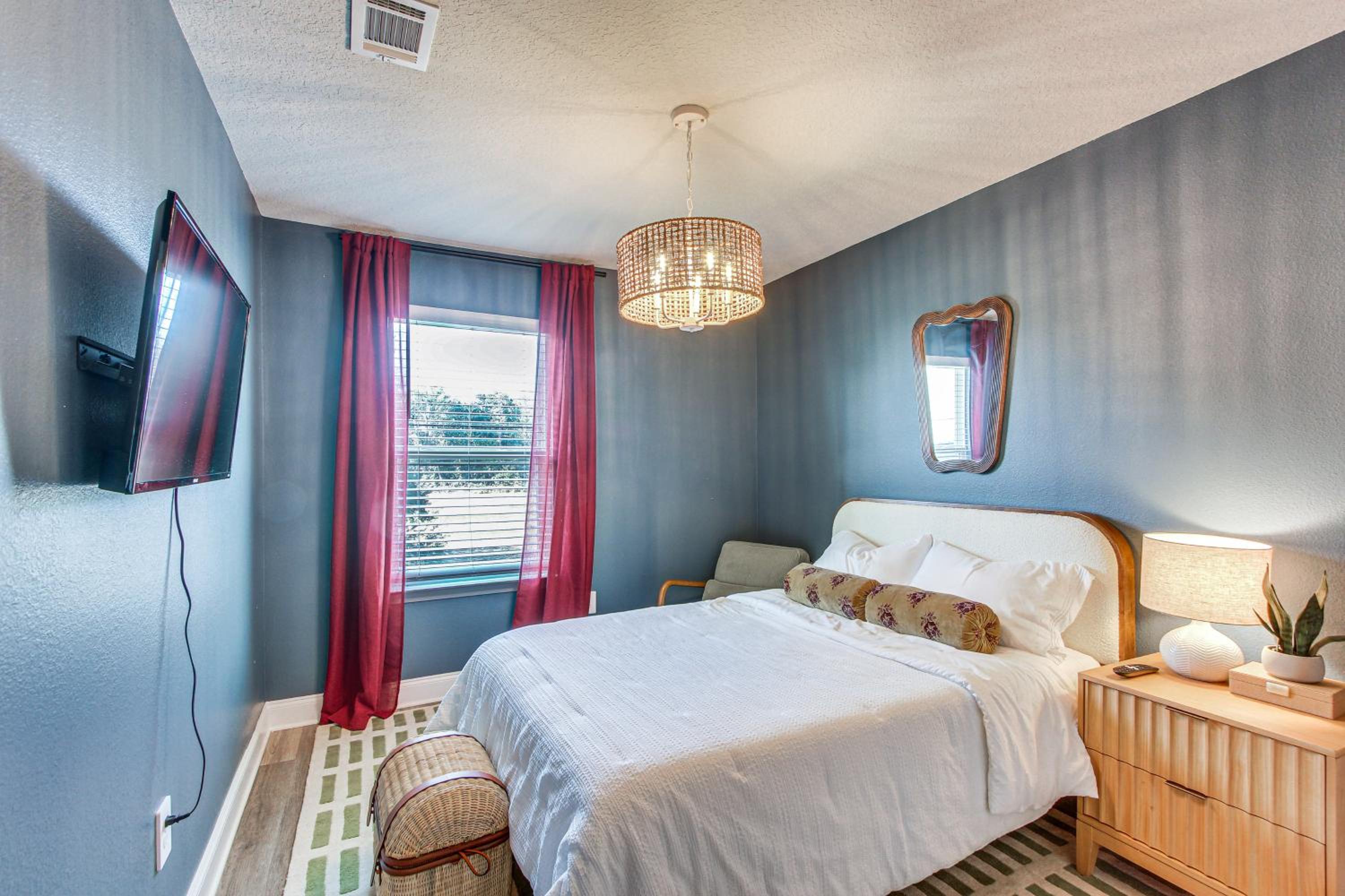 Walk to Biloxi Beach Fun! Chic and Updated Townhome