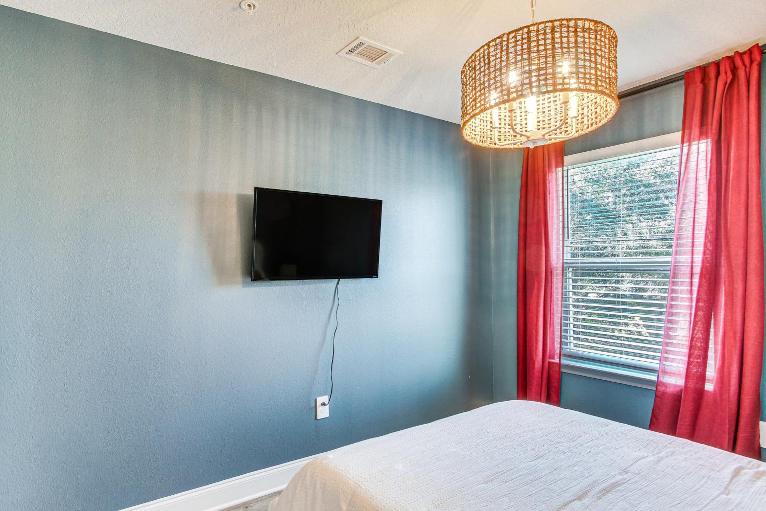 Walk to Biloxi Beach Fun! Chic and Updated Townhome