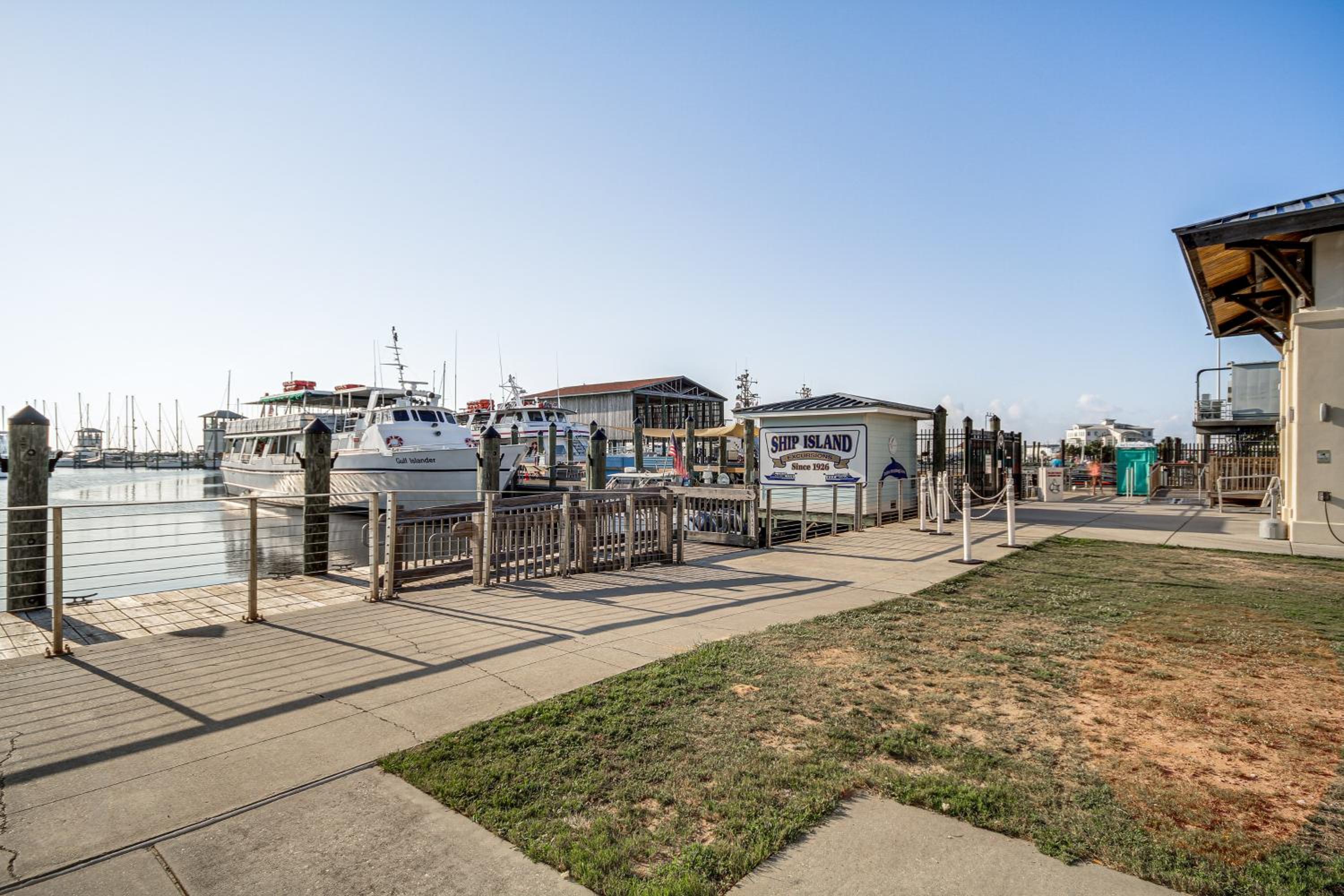 Walk to Biloxi Beach Fun! Chic and Updated Townhome