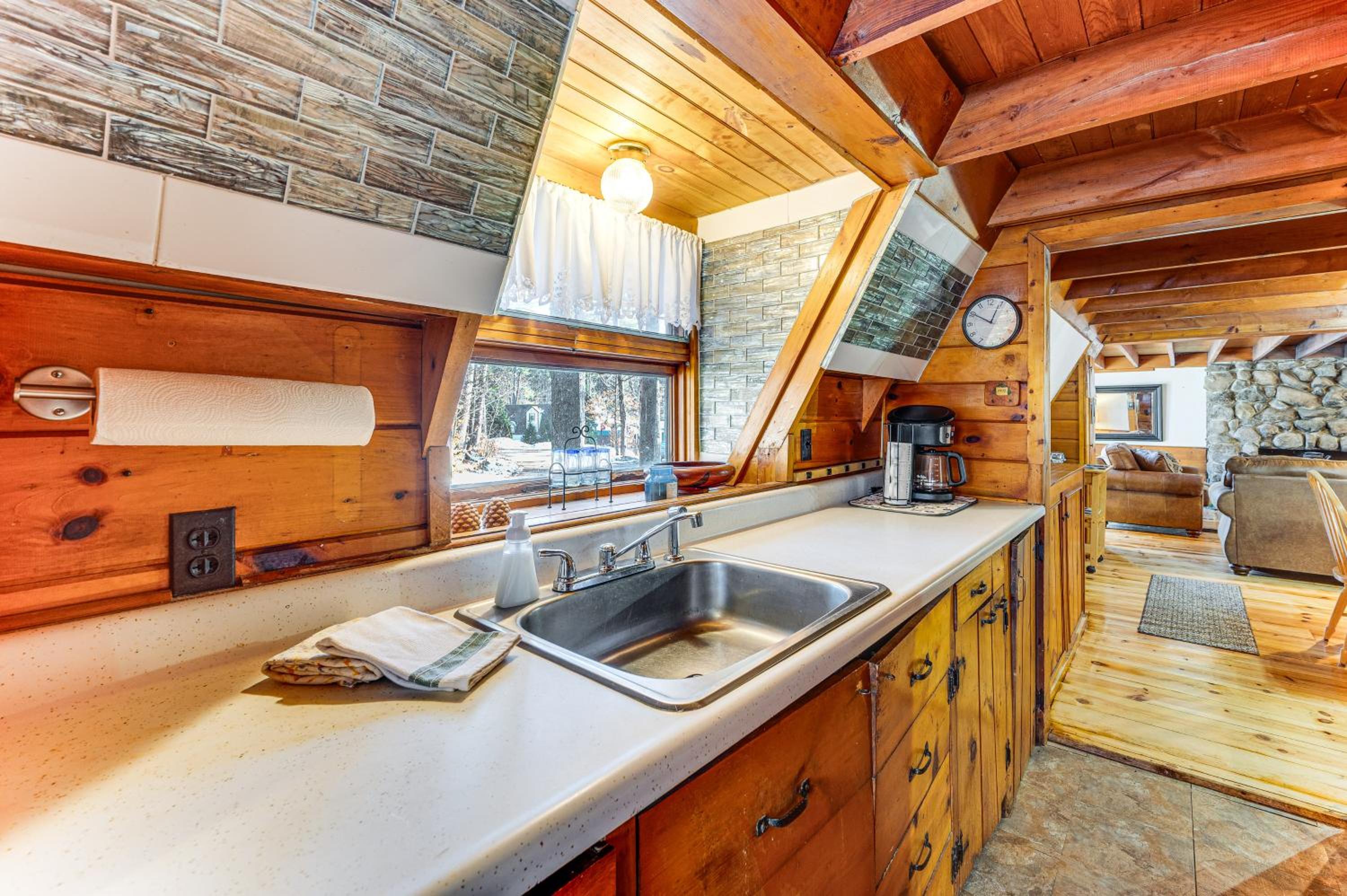 8 Mi to Cranmore Mtn Resort A-Frame with Fire Pit