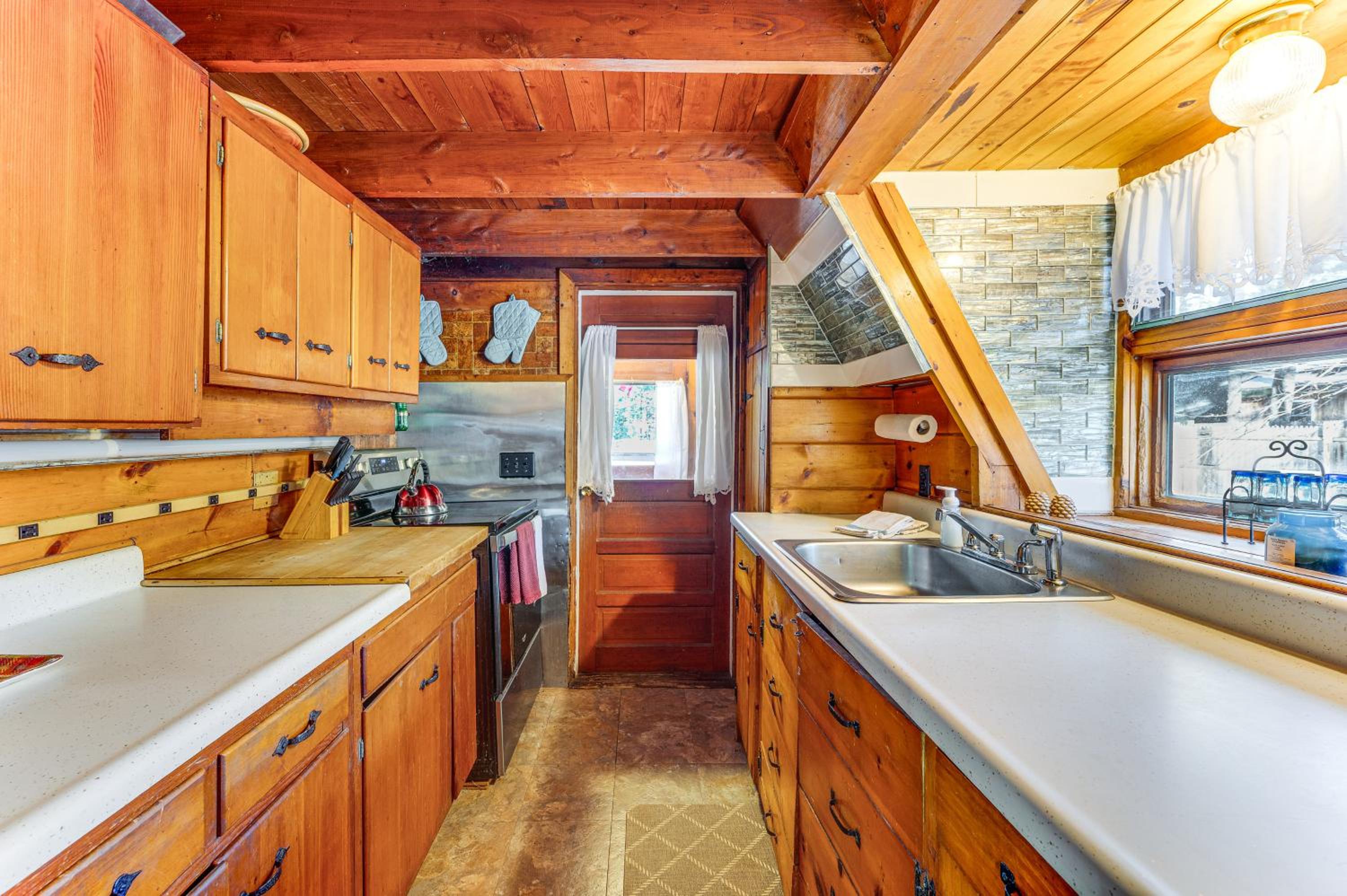 8 Mi to Cranmore Mtn Resort A-Frame with Fire Pit