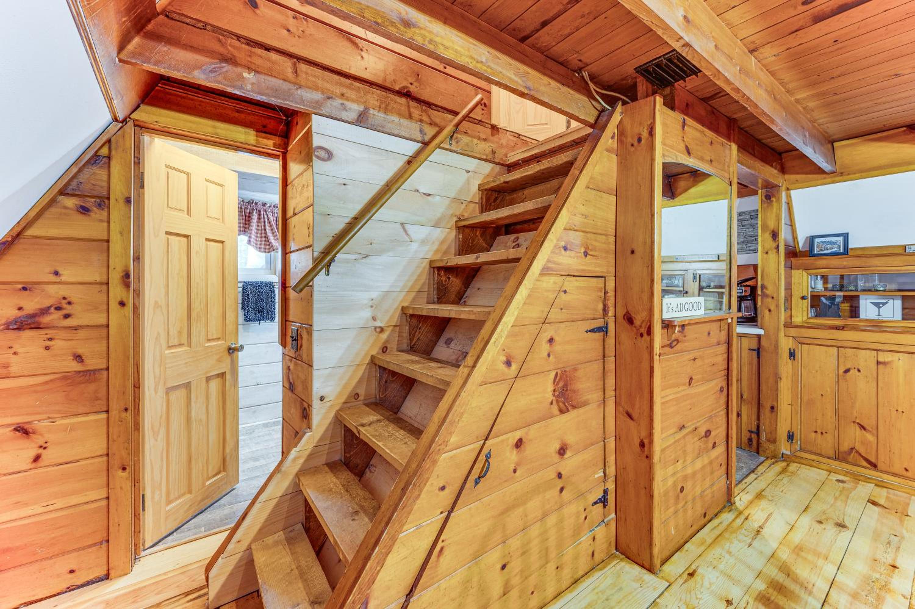 8 Mi to Cranmore Mtn Resort A-Frame with Fire Pit