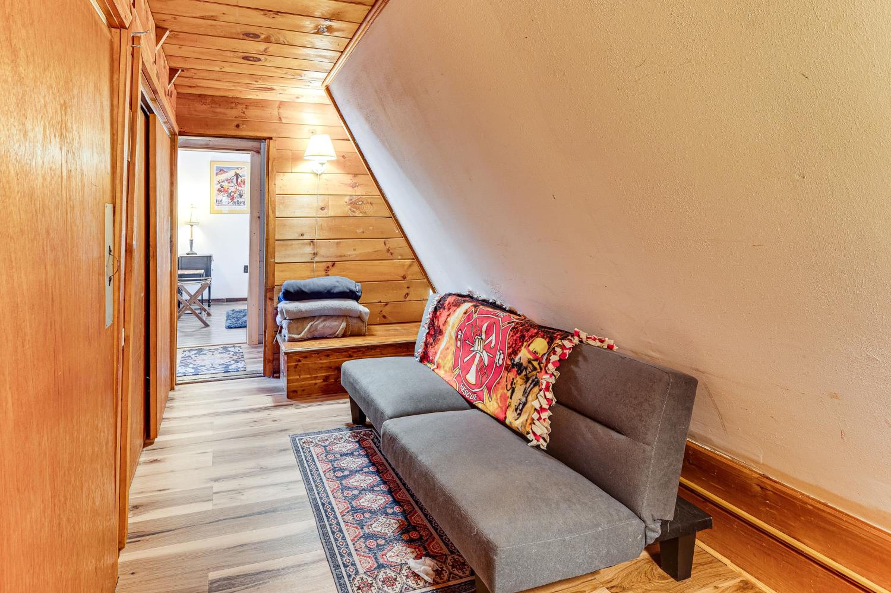 8 Mi to Cranmore Mtn Resort A-Frame with Fire Pit