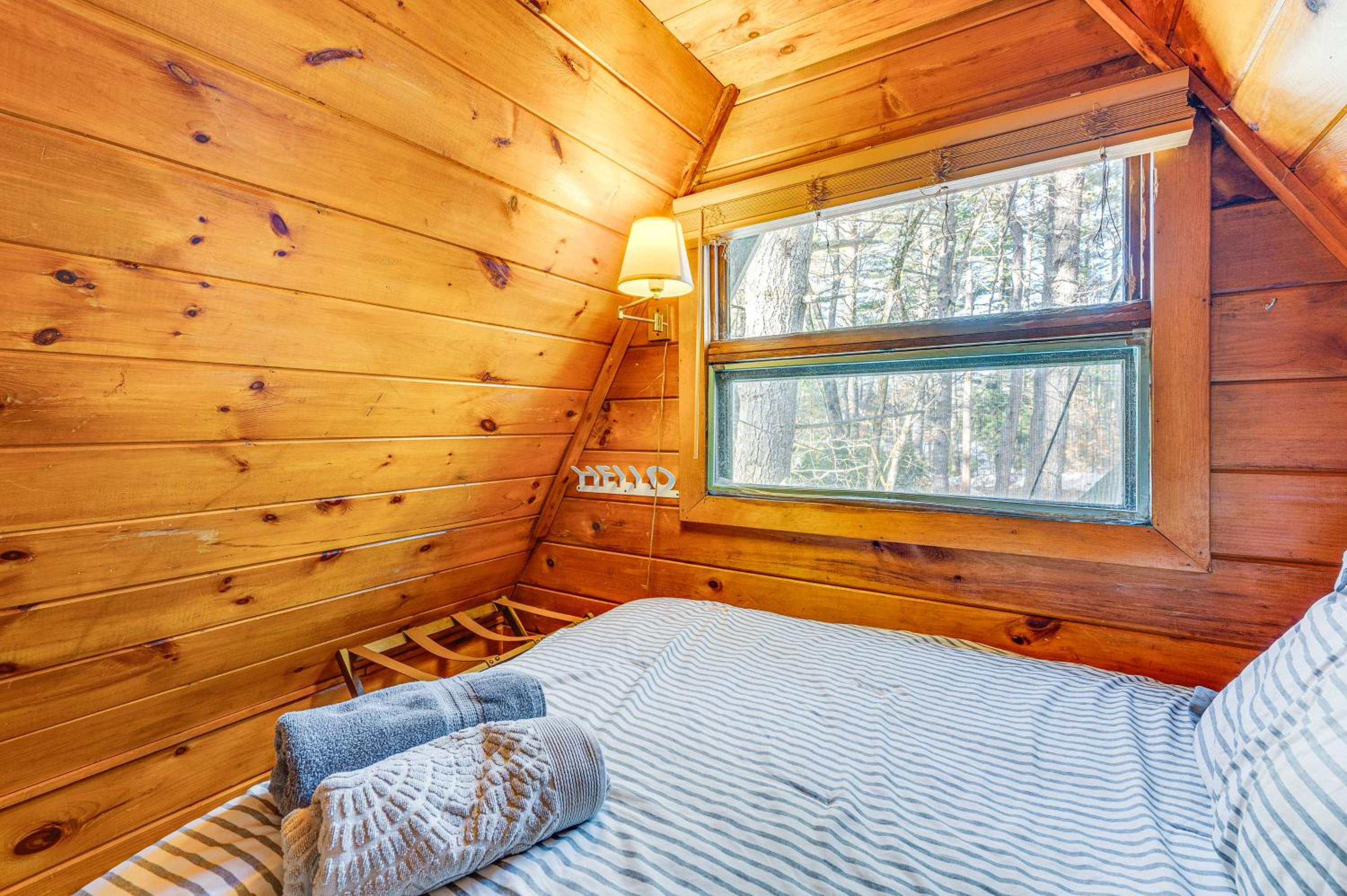 8 Mi to Cranmore Mtn Resort A-Frame with Fire Pit