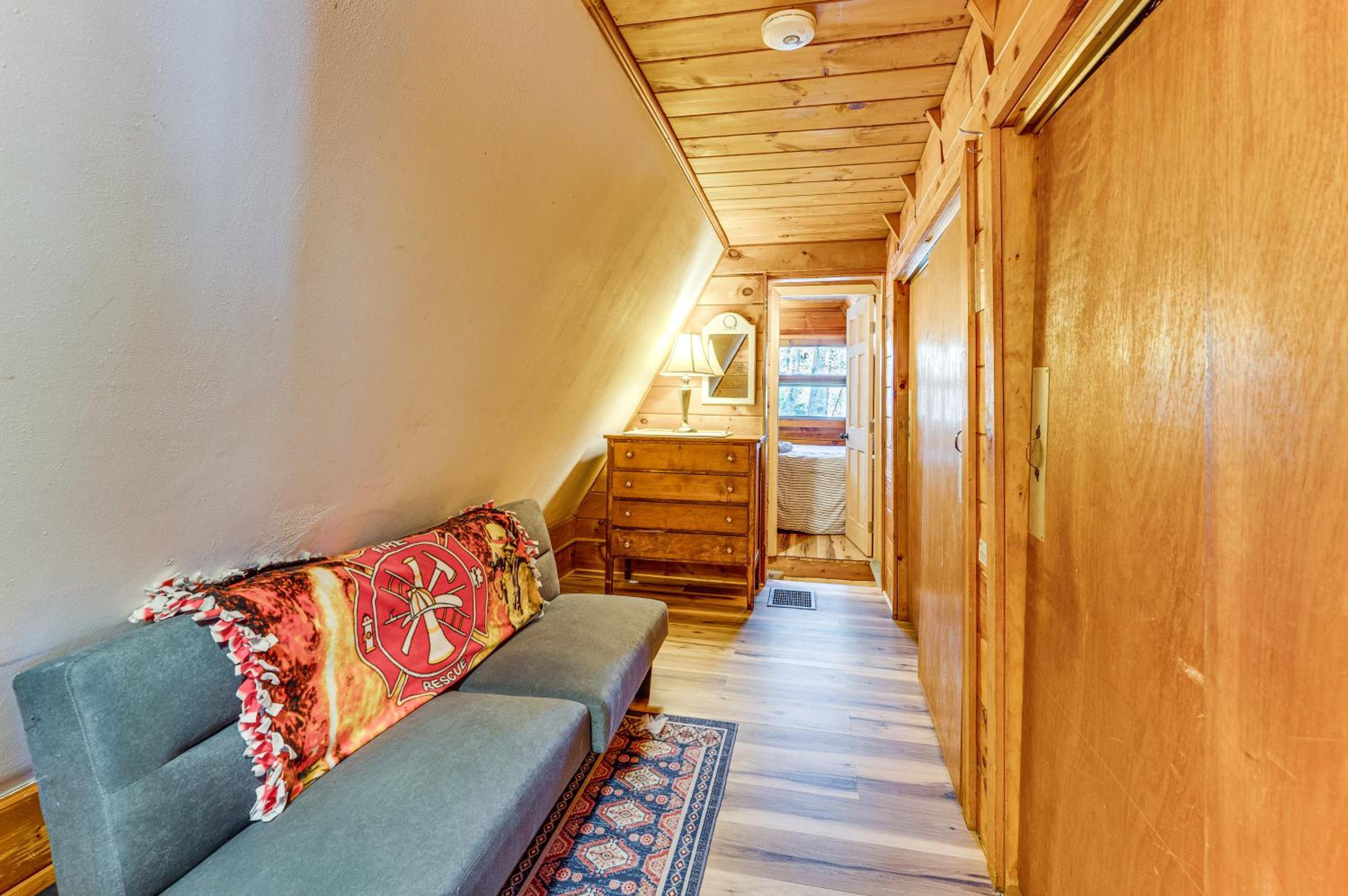 8 Mi to Cranmore Mtn Resort A-Frame with Fire Pit
