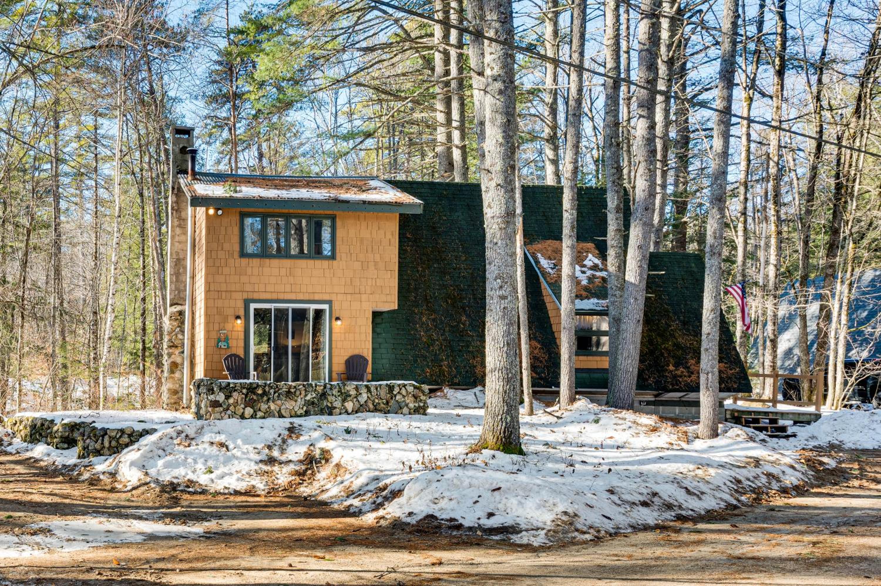 8 Mi to Cranmore Mtn Resort A-Frame with Fire Pit