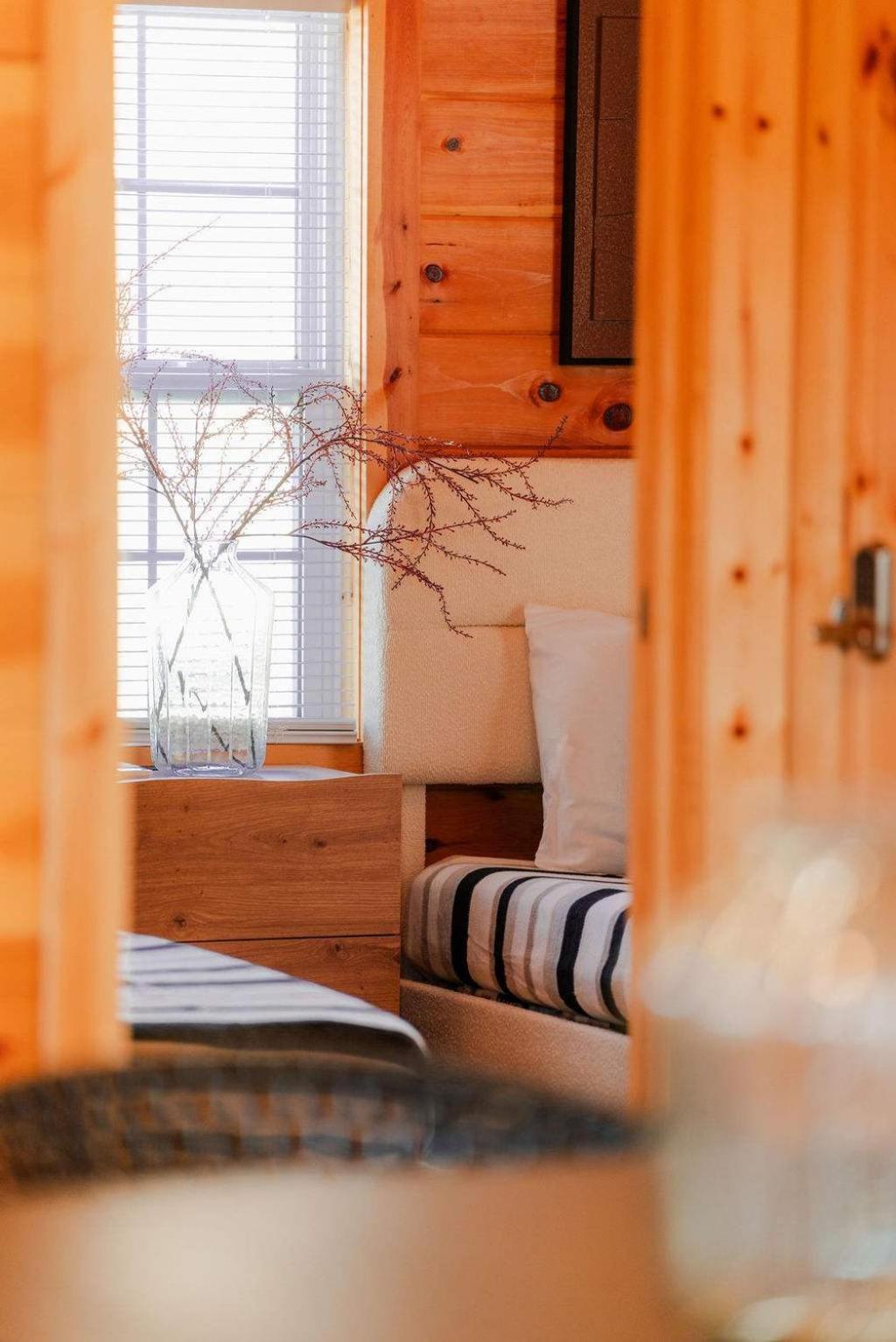 Cedar Wrapped Cozy Villa Cabin - 4 miles from Trails