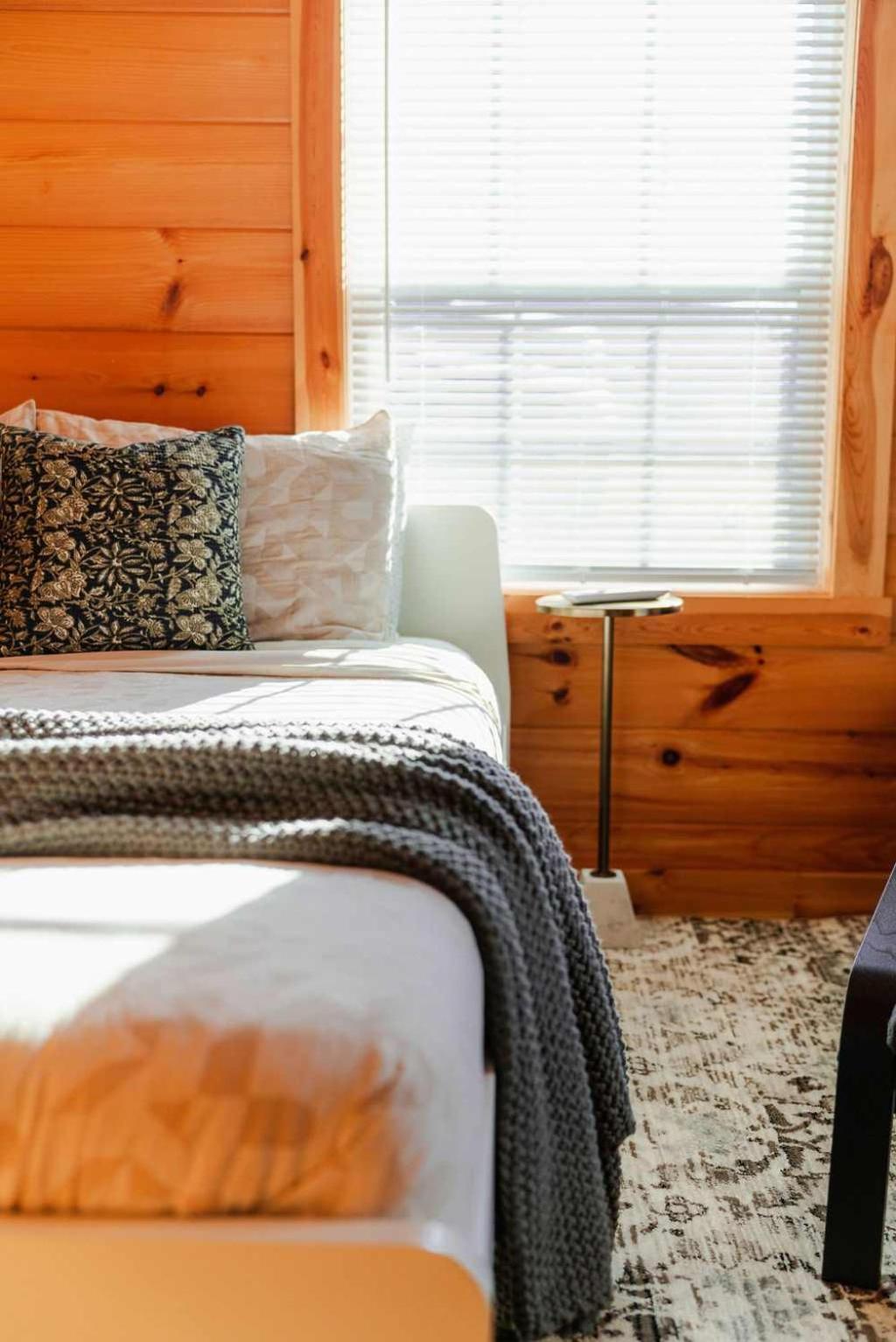Cedar Wrapped Cozy Villa Cabin - 4 miles from Trails