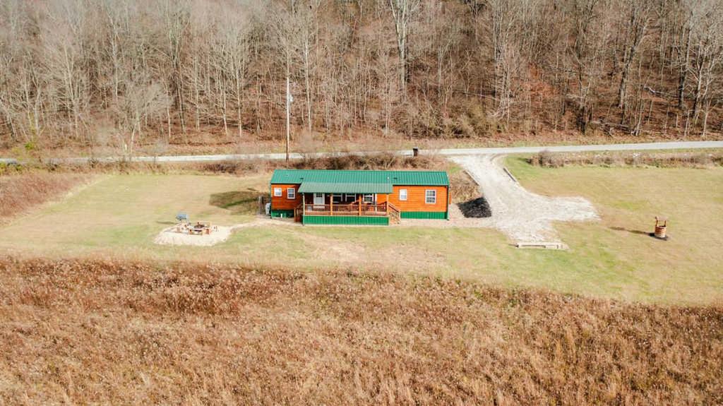 Cedar Wrapped Cozy Villa Cabin - 4 miles from Trails